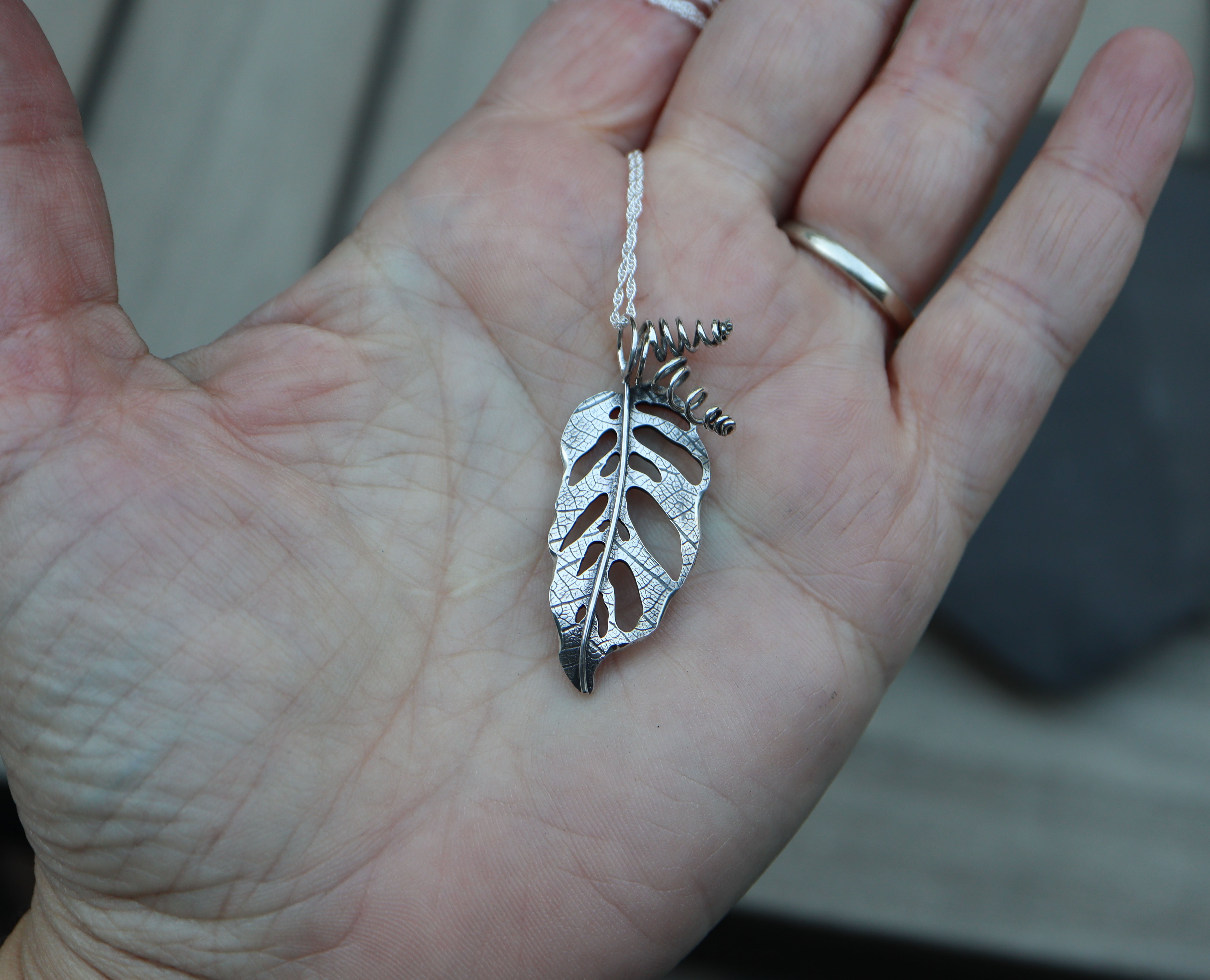 Monstera Adansonii Leaf Jewelry Set - Swiss Cheese Plant Inspired Necklace & Earrings - Perfect for Boho Fashion, Nature Lovers & Plant Enthusiasts