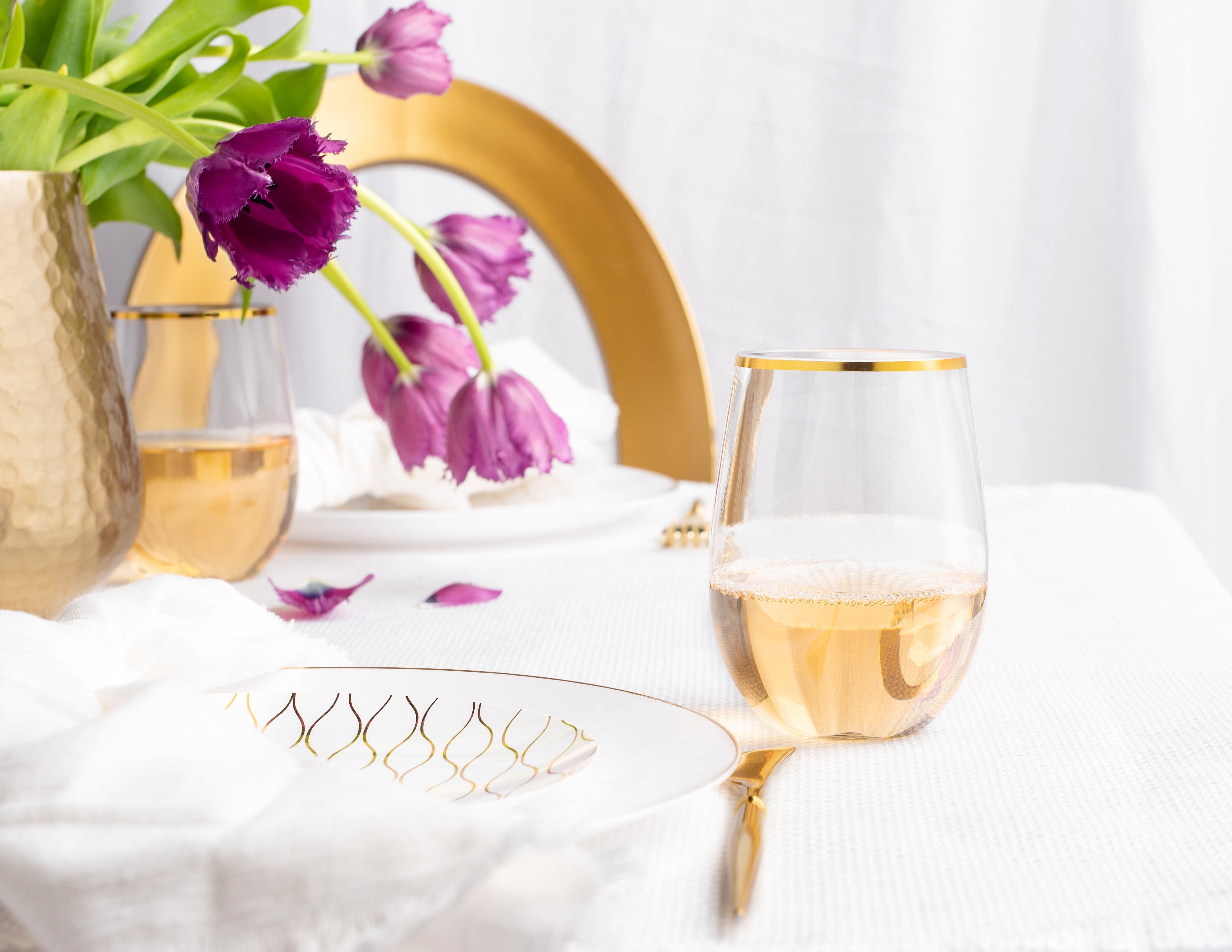 16 oz. Clear Stemless Wine Glasses with Gold Rim - Set of 6 - Perfect for Parties, Weddings, and Home Entertaining