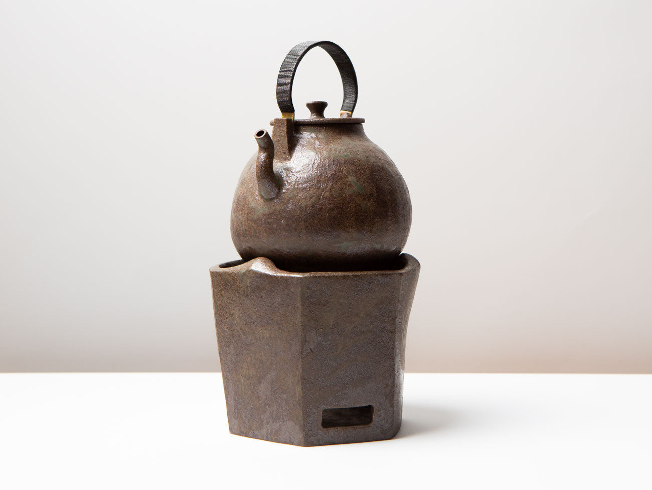 Premium Pear Ash Kettle with Hexagonal Brazier - Large Capacity Traditional Japanese Tea Ceremony Pot for Matcha & Sencha Brewing - Perfect for Home Tea Rituals & Zen Garden Decor