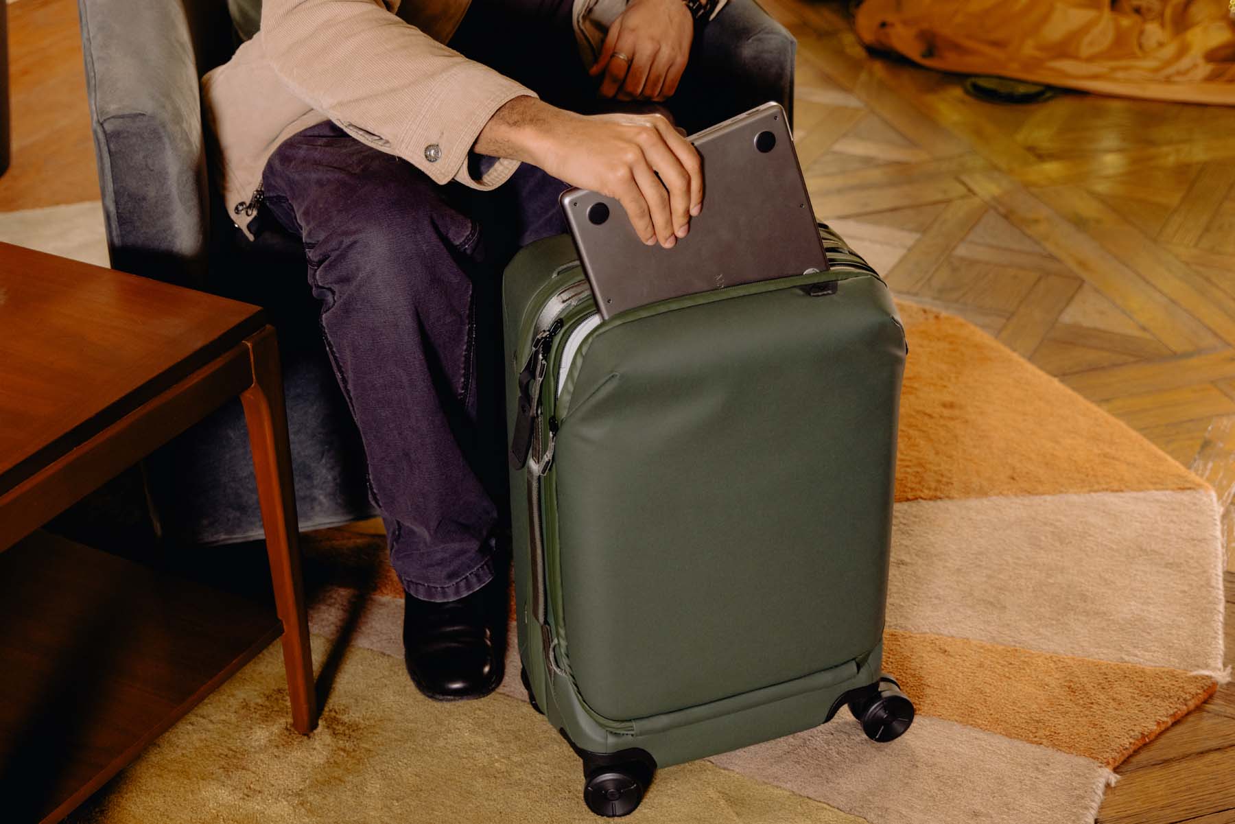 Peak Design Roller Pro Carry On Luggage - Premium Expandable Travel Suitcase with TSA Lock, Lightweight & Durable for Business Trips & International Travel