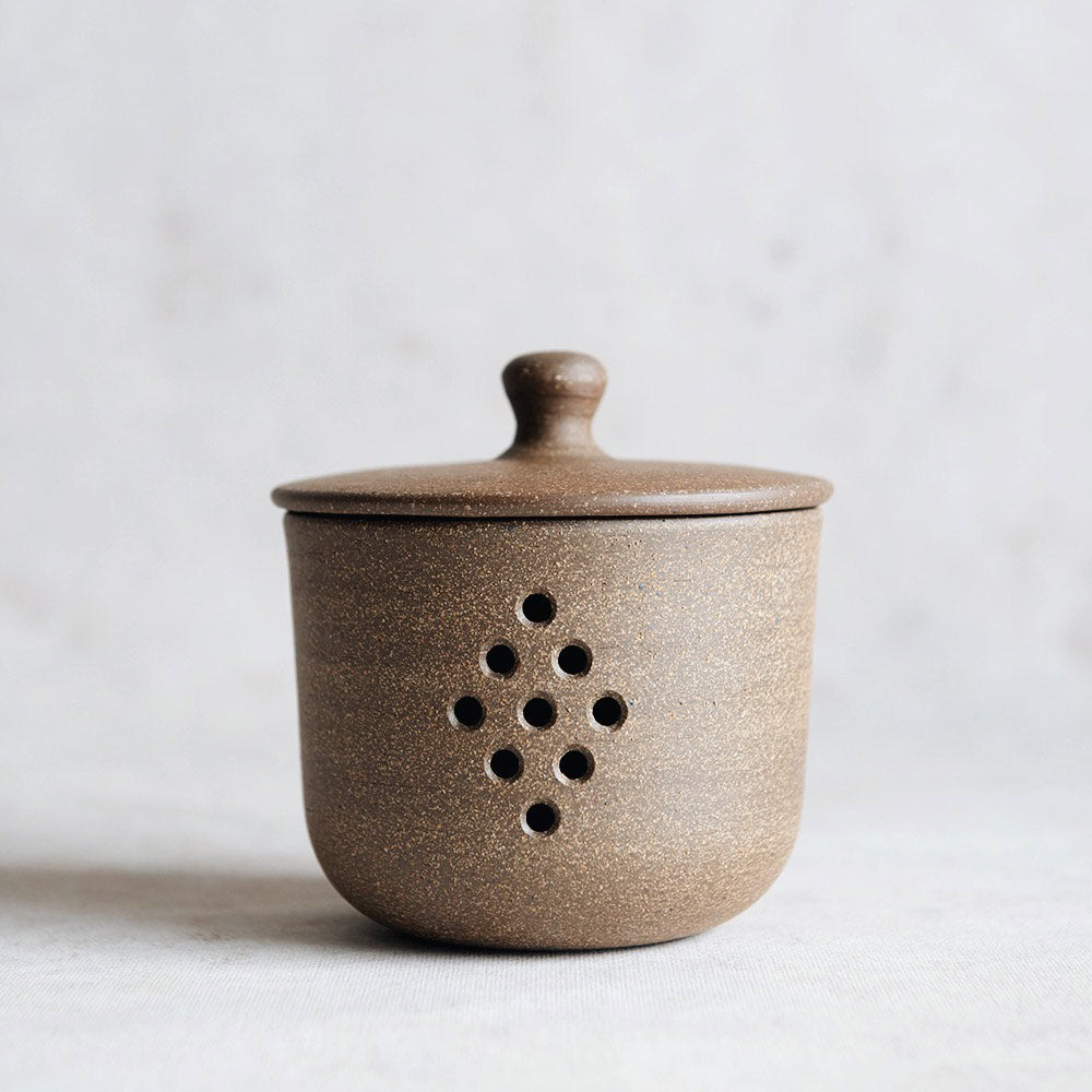 Rustic Ceramic Garlic Keeper with Lid - Airtight Storage Container for Fresh Garlic, Onions & Vegetables - Perfect for Kitchen Countertop, Pantry & Farmhouse Decor
