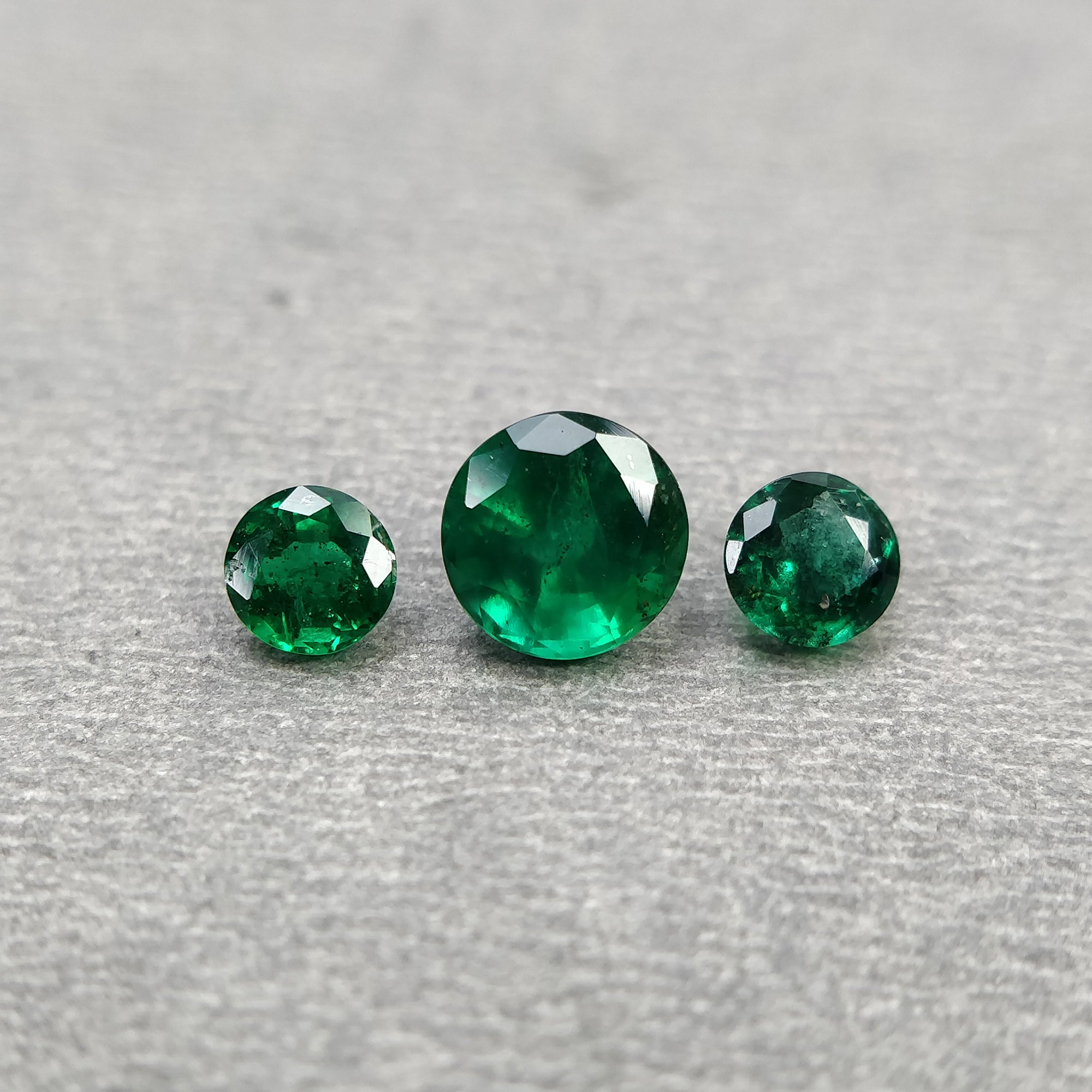 Natural 1.65cts Untreated Green Emerald Gemstone - Round Cut 4mm & 6mm (3 Pcs) | Emerald Jewelry Making, Engagement Rings & Birthstone Gifts