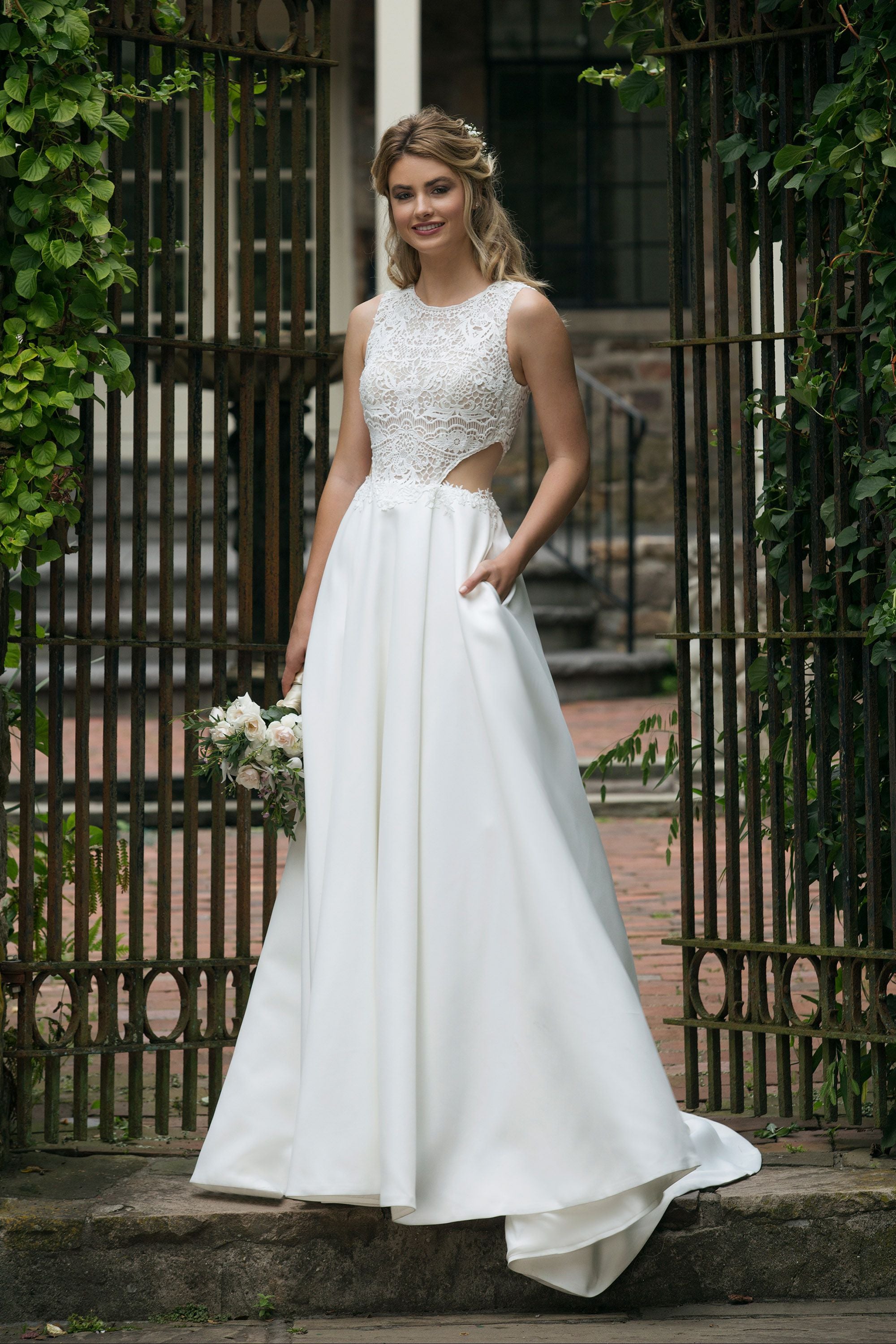 Justin Alexander Sincerity 44044 Wedding Dress Sample Gown - Elegant Lace Bridal Gown for Church Ceremony & Formal Wedding Events
