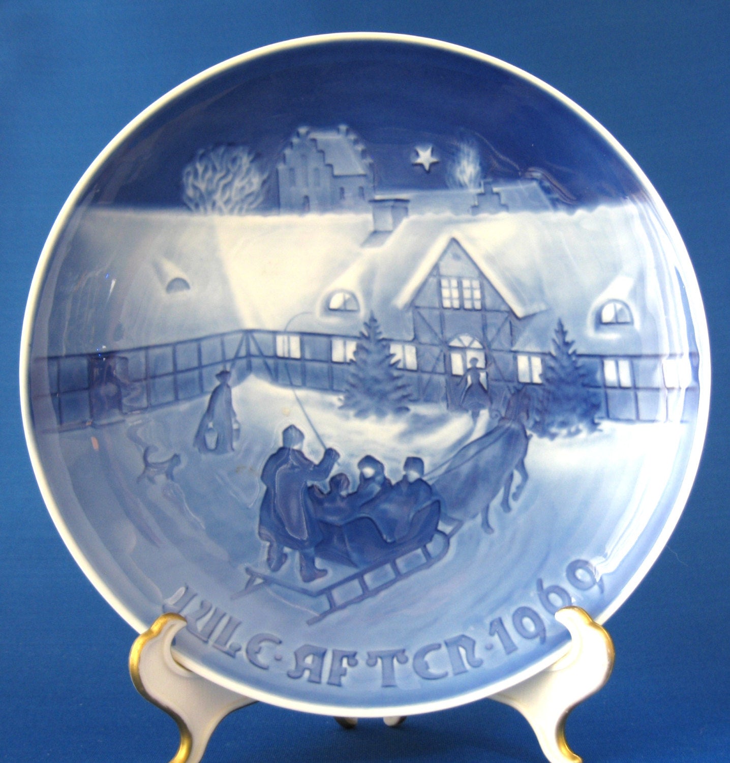 Bing & Grøndahl Christmas 1969 'Arrival of Christmas' Annual Blue & White Collectible Plate - Perfect for Holiday Decor, Gift Giving & Christmas Table Settings