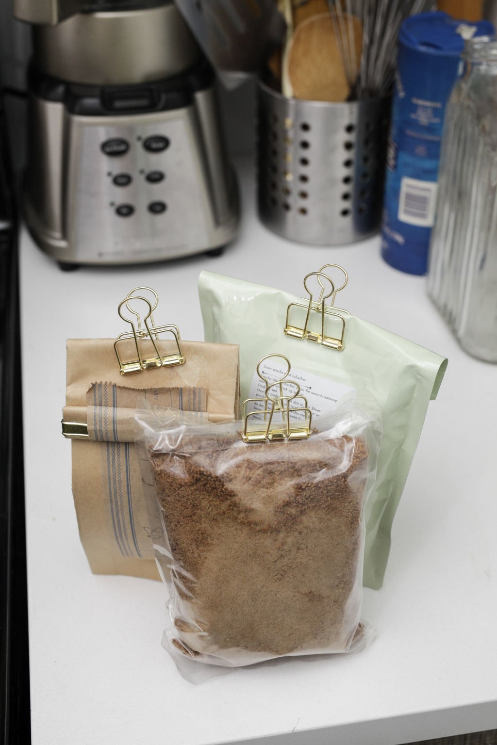Kikkerland OR73-GD Gold Wire Clips - Decorative Paper Clips for Office, School & Home Organization - Perfect for Notes, Documents & Craft Projects