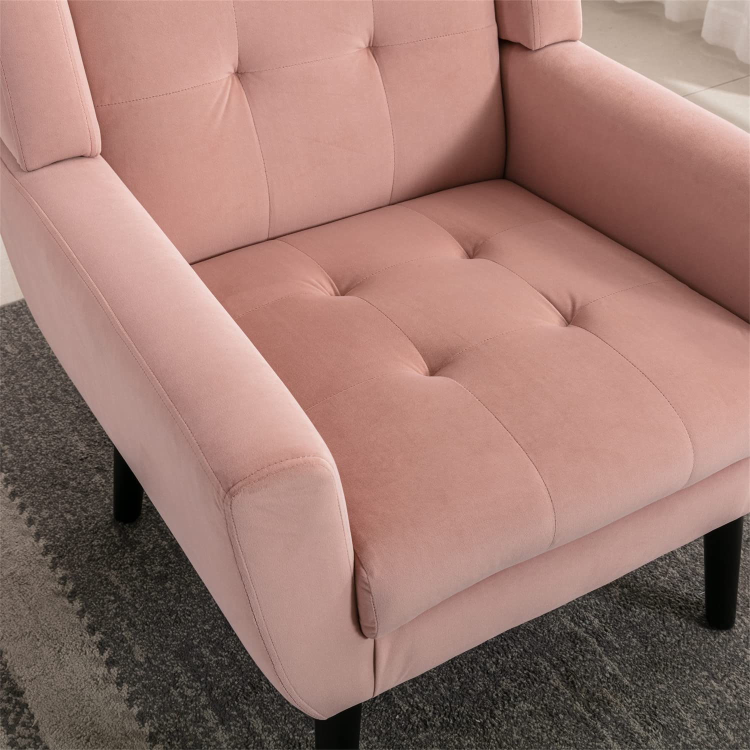Luxury Velvet Accent Chair - Ergonomic Tufted Upholstered Armchair with Padded Cushions & Solid Wood Legs - Pink Comfort Sofa for Living Room, Bedroom, Lounge or Home Office - Perfect Reading Chair & Cozy Seating for Small Spaces