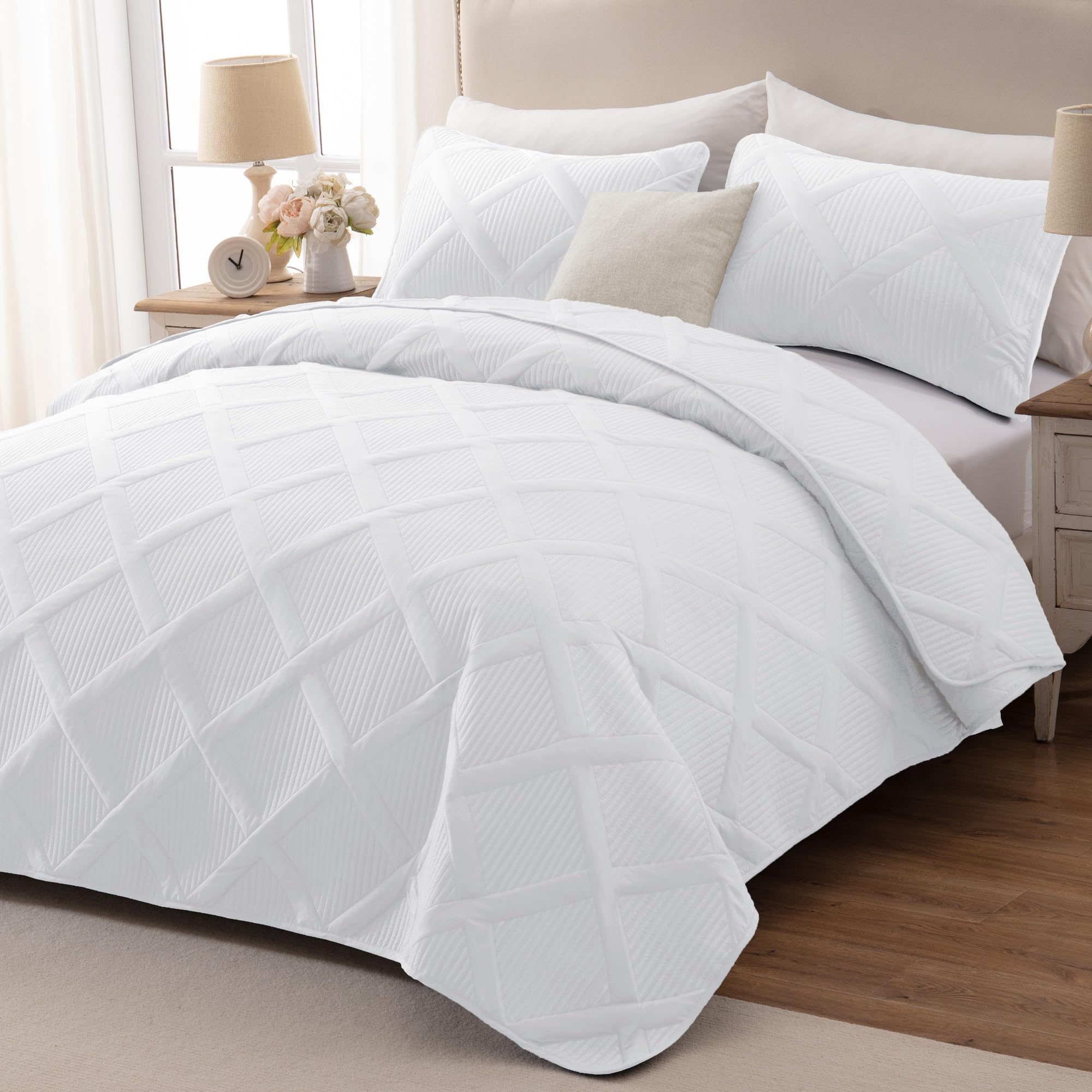Exclusive Full Queen Size Quilt Set with Modern Striped Pattern - 3 Piece Lightweight White Bedding Set, Soft All-Season Bedspread & Coverlet for Bedroom, Guest Room, Dorm Decor