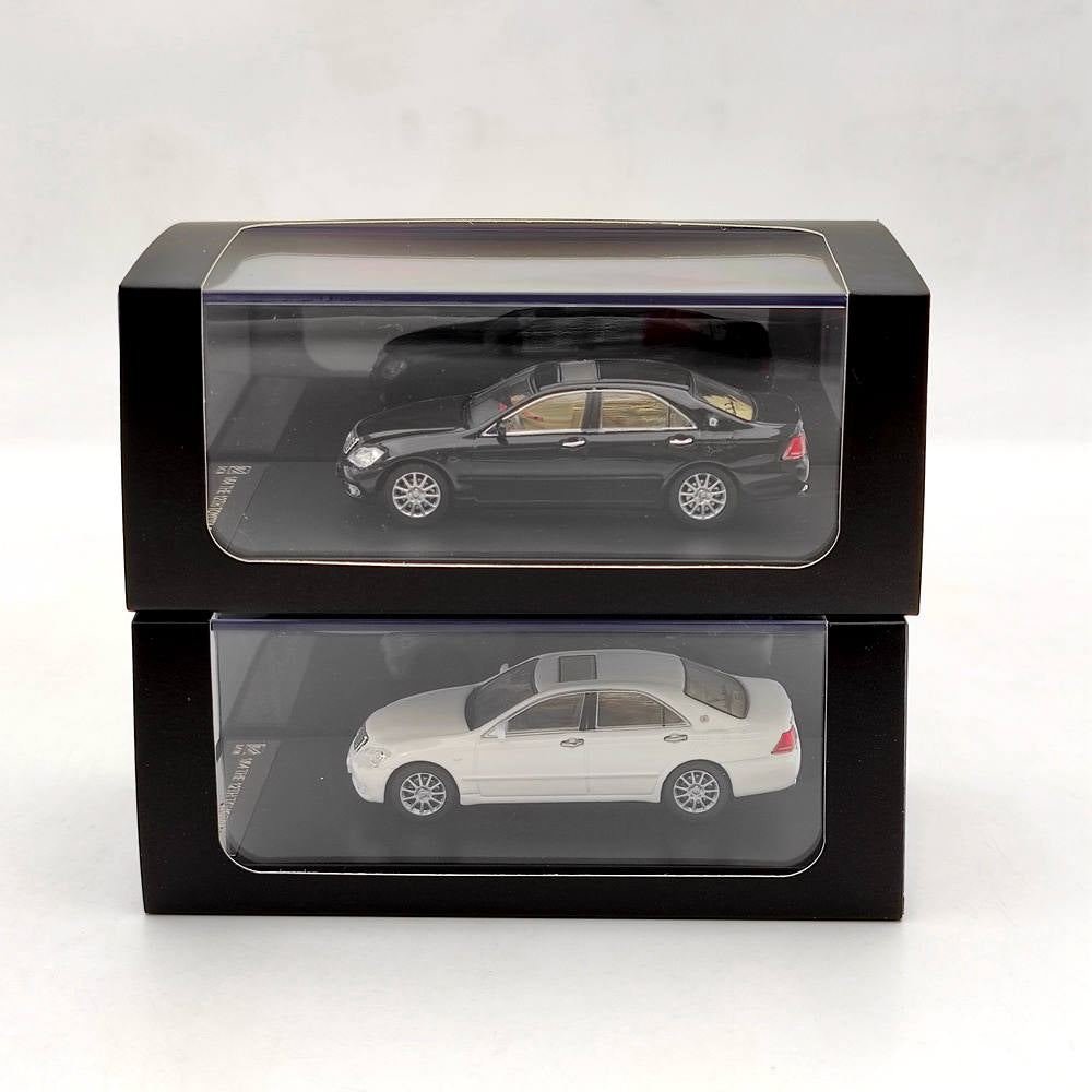 1:64 Toyota Crown 12th Diecast Model Car - Collectible Toy Vehicle in Black & White - Perfect for Display, Gifts, and Diecast Car Collections