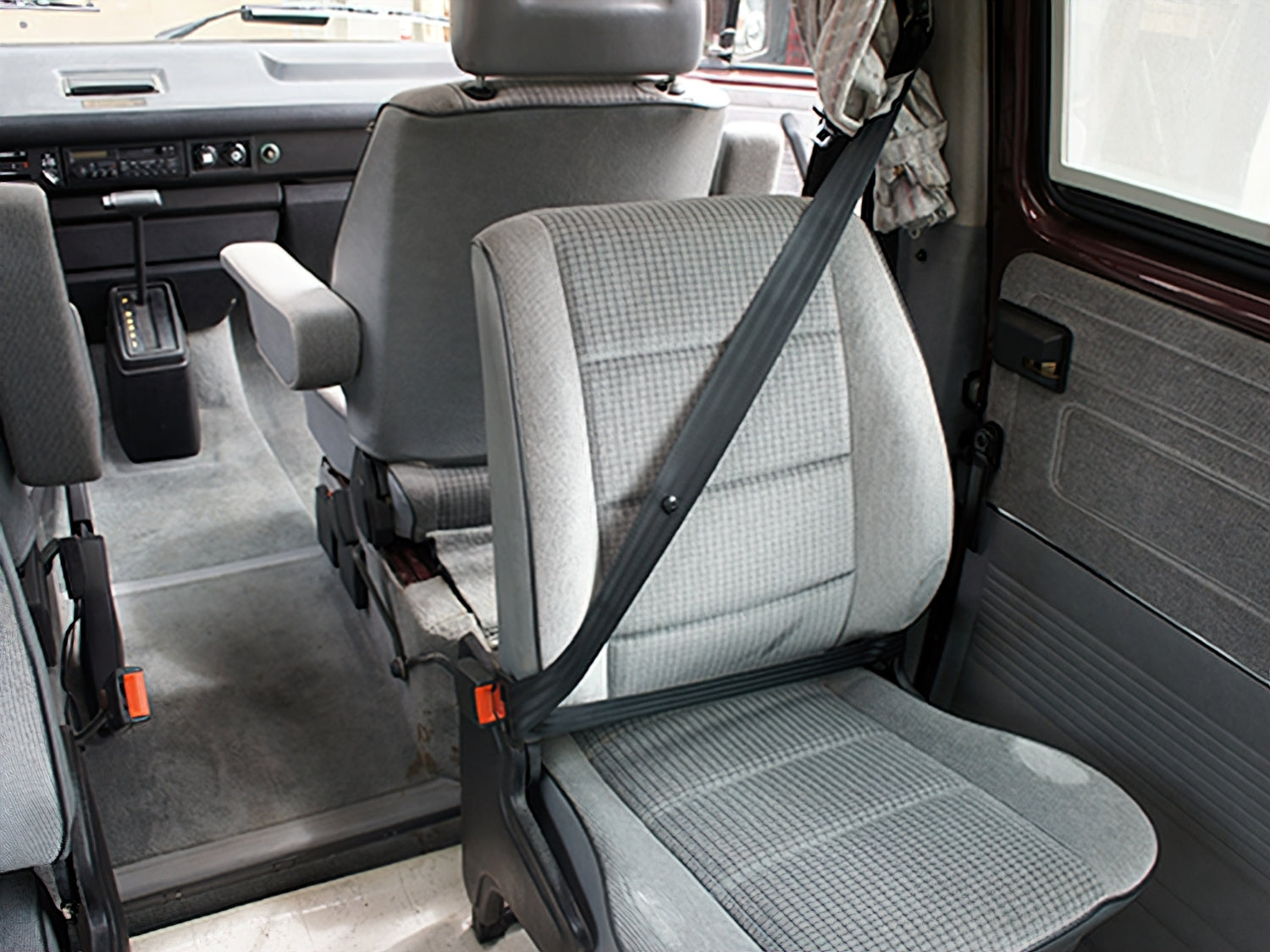 3 Point Retracting Seat Belt for Jumpseat Left/Right - Compatible with Vanagon - Enhanced Safety for Rear Passengers - Perfect for Road Trips and Family Travel