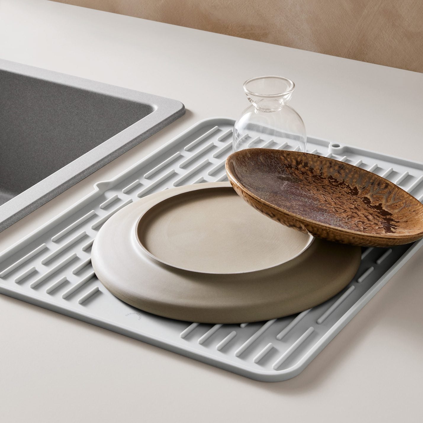 DESIGNSTUFF Large Foldable Silicone Drying Mat with Drainage Hole - Light Grey | Perfect for Dish Drying, Countertop Protection & Kitchen Organization