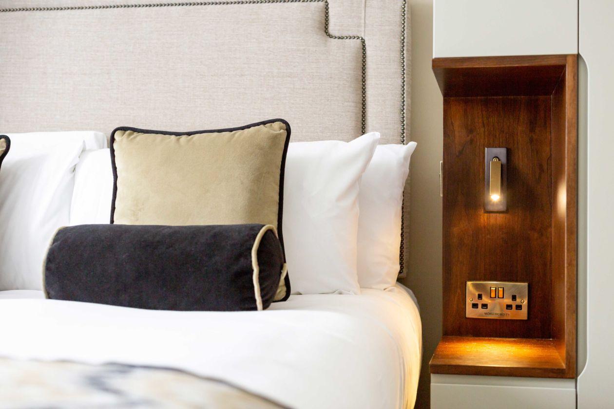 Modern LED Wall Sconce for Bedroom - Adjustable Reading Light with USB Port - Perfect for Night Reading, Nursery Room Lighting and Bedside Ambience