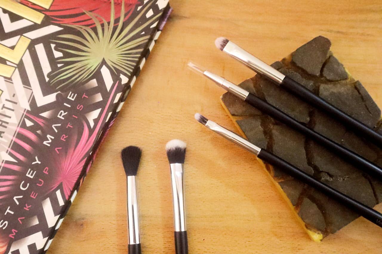 Veoni Belle Professional Makeup Brush Set - Flat Concealer Brush, Eyeshadow Blending Brush & Flat Brush with Soft Bristles | Perfect for Foundation, Contouring & Eye Makeup Application | Ideal for Daily Use, Professional Makeup Artists & Beauty Enthusiasts