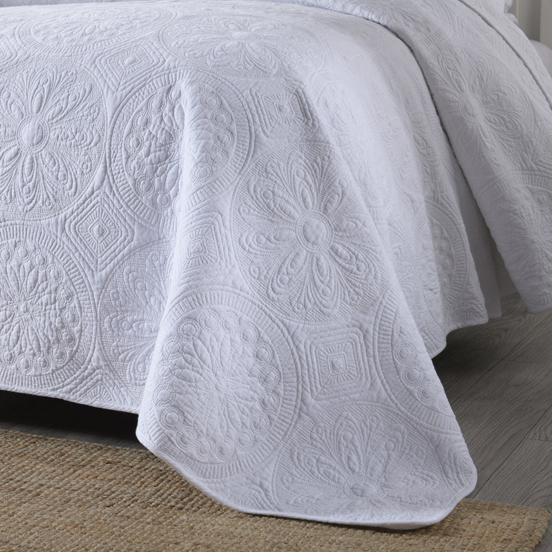 Alban Reversible 3-Piece Medallion Quilt Set - King Size Bedding with Matching Pillow Shams - Luxury Quilted Coverlet for Master Bedroom Decor