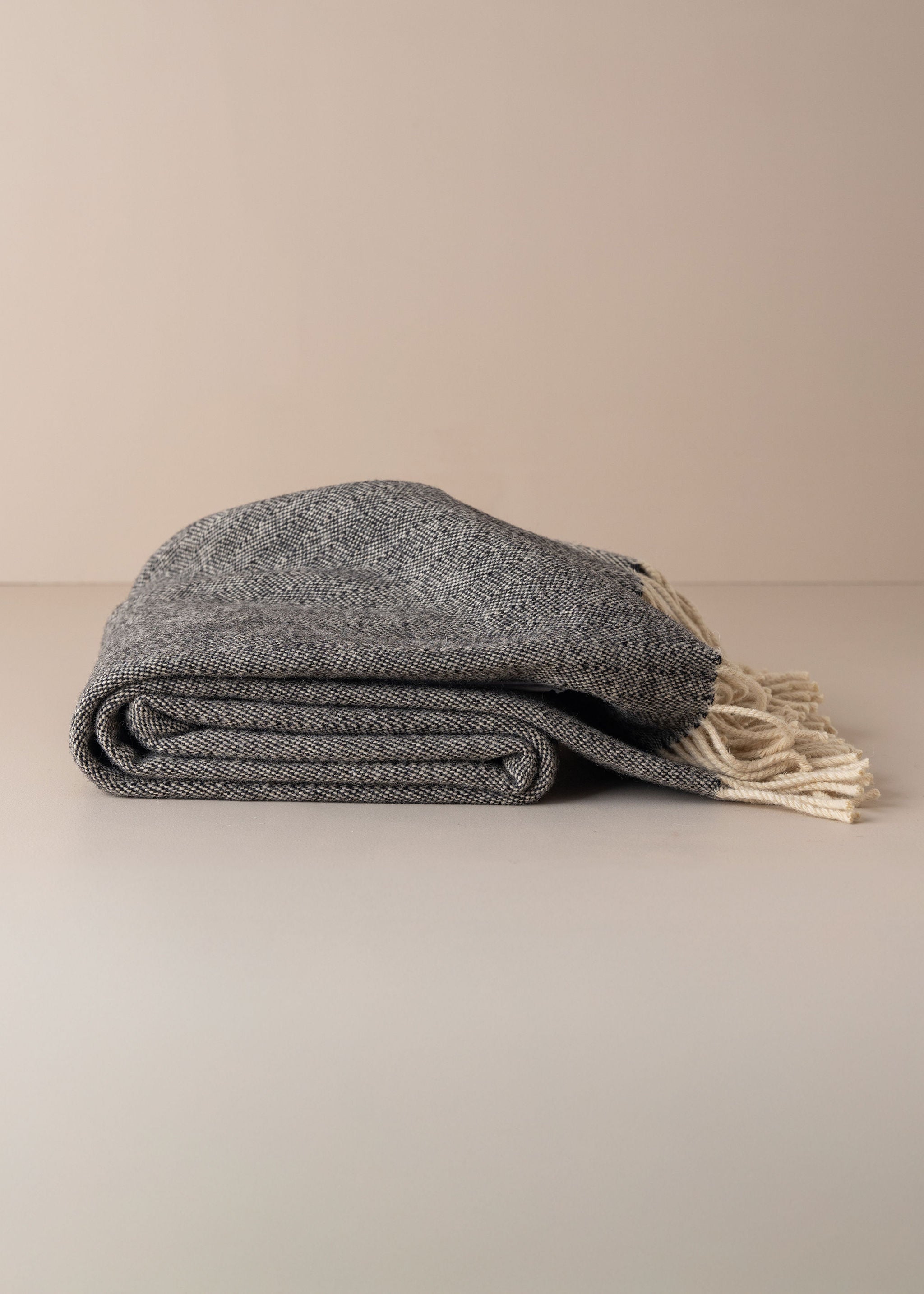 Premium Serra da Estrela Wool Throw Blanket & Bed Cover - Soft Charcoal Gray - Cozy Winter Bedding for Living Room, Bedroom & Cabin Decor