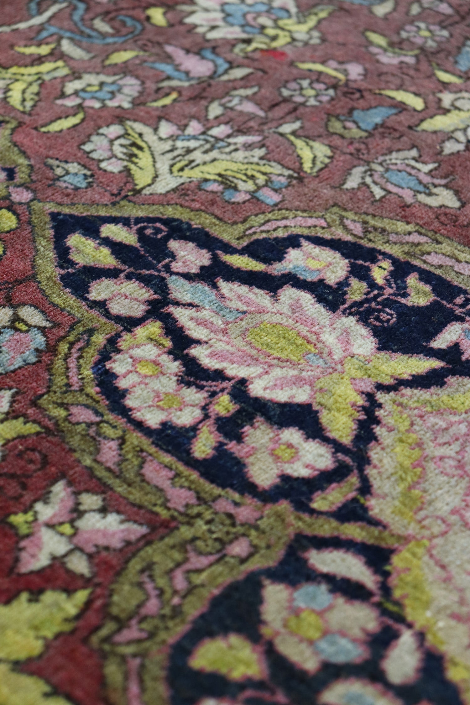 Antique Isphahan Handwoven Traditional Persian Rug - J67187 - Perfect for Living Room, Bedroom & Home Decor