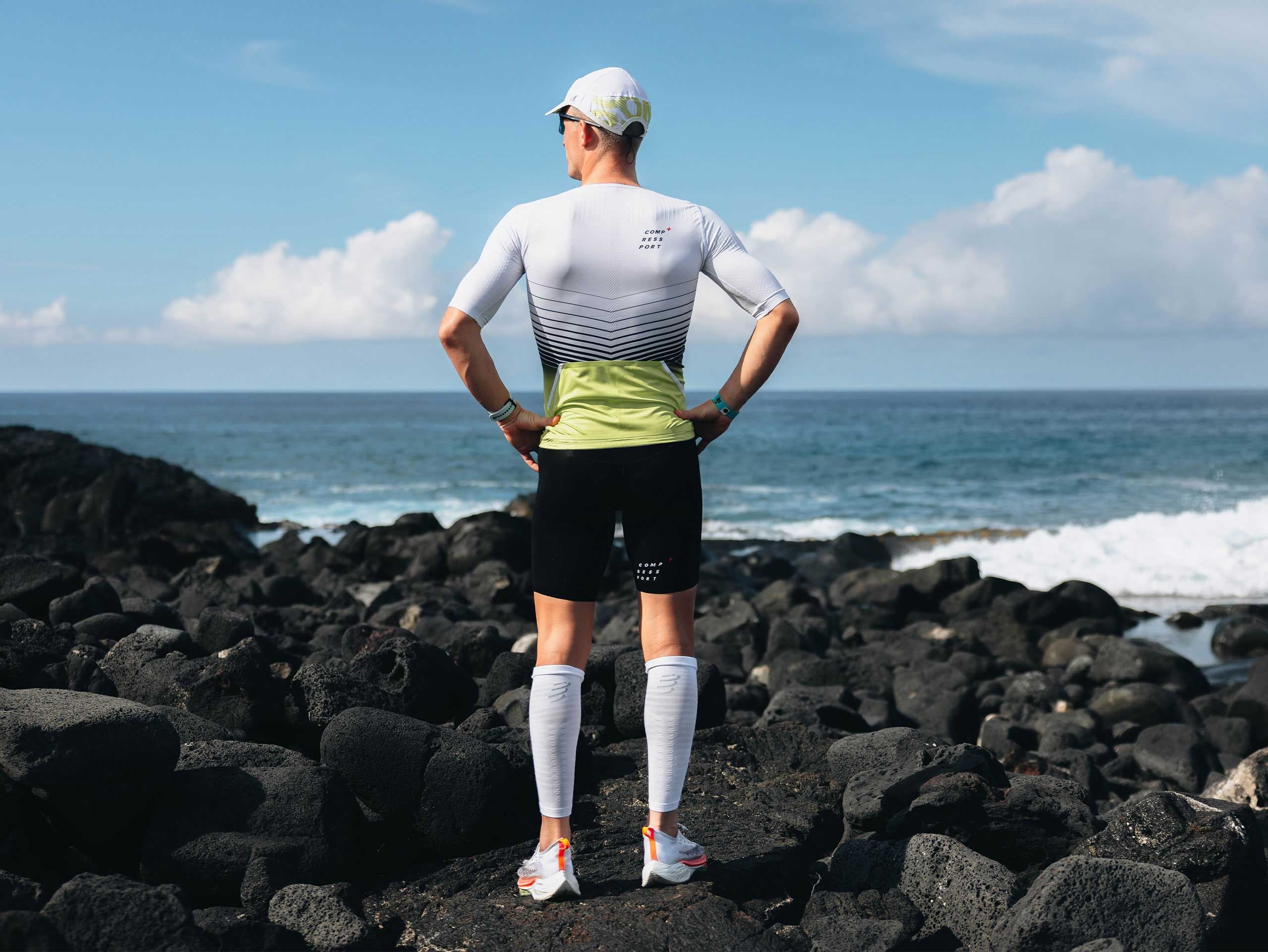 Compressport Men's Tri Postural Aero SS Top - Breathable Performance Shirt for Triathlon & Running - White/Evening Primrose - Ideal for Training, Racing & Outdoor Sports