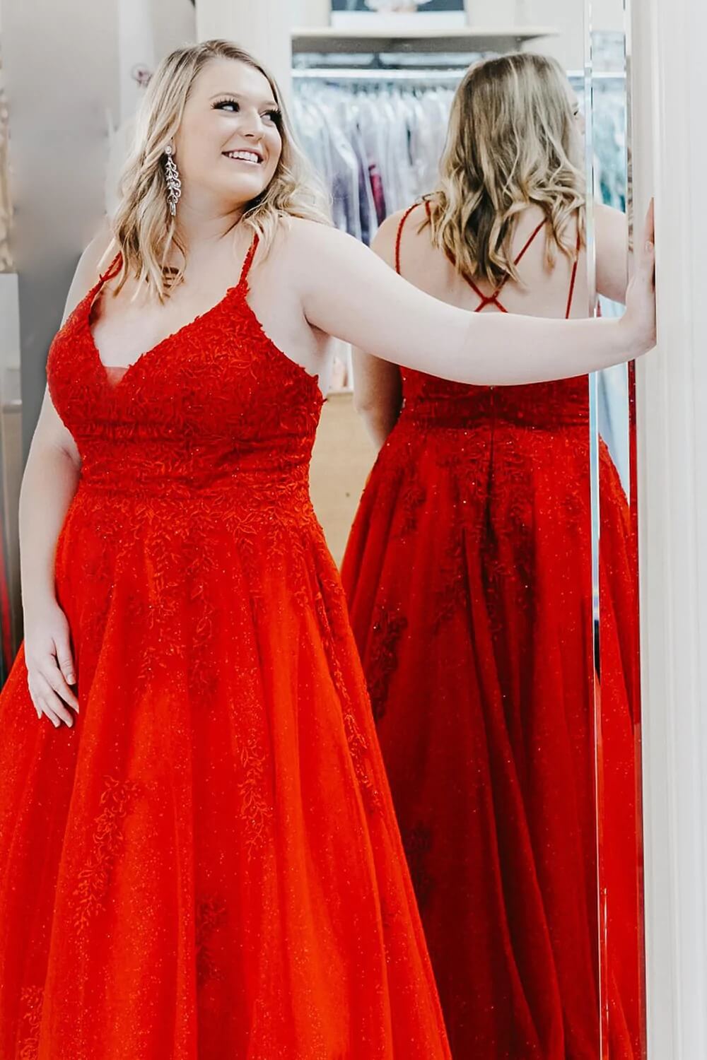Plus Size Red Lace Prom Dresses for Women - Sleeveless Long Formal Gown with Floral Applique for Homecoming, Evening Party & Special Occasions
