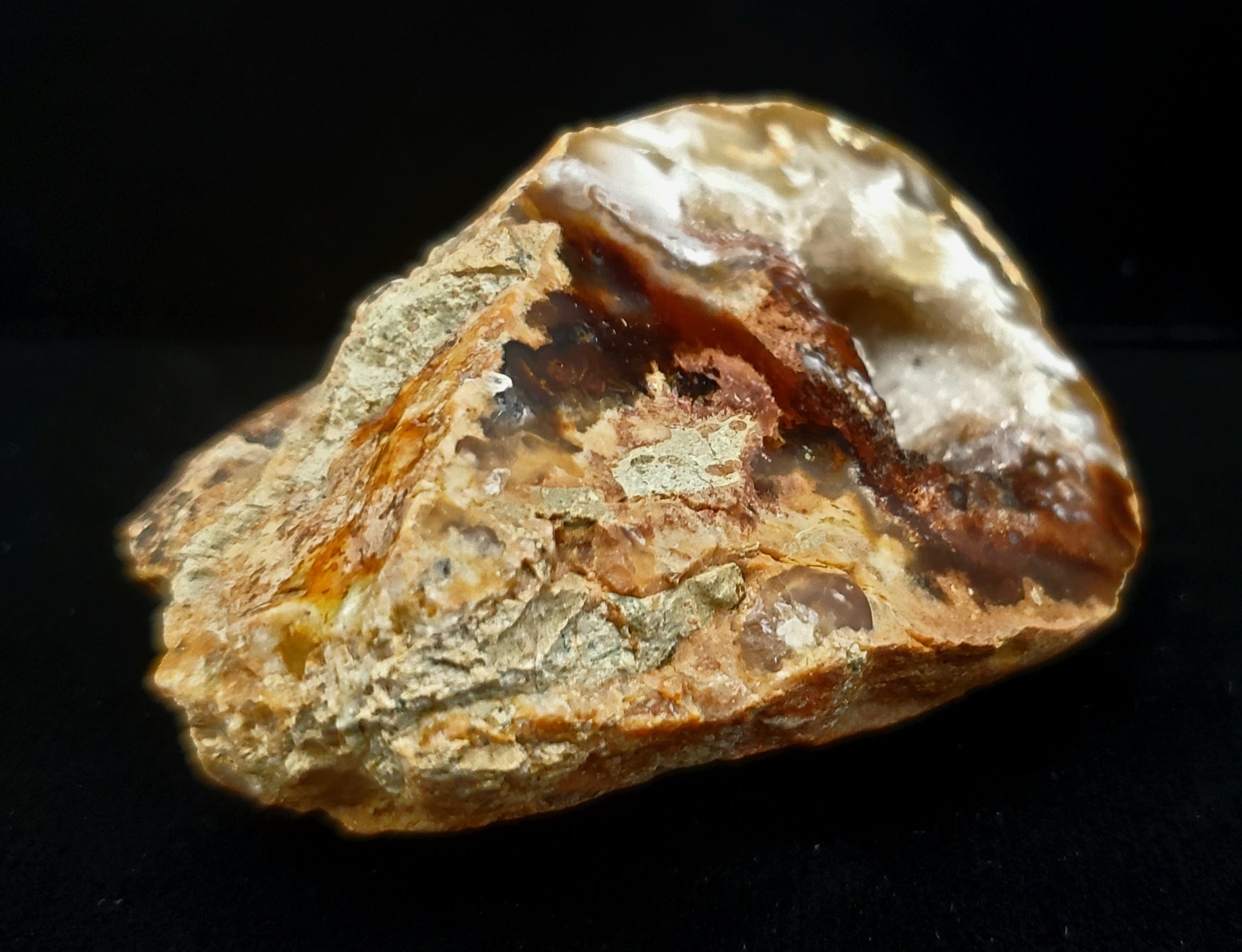 Natural Agate Geode 6 Inch - Healing Crystal Decor for Home & Office - Perfect for Meditation, Feng Shui, and Gift Giving