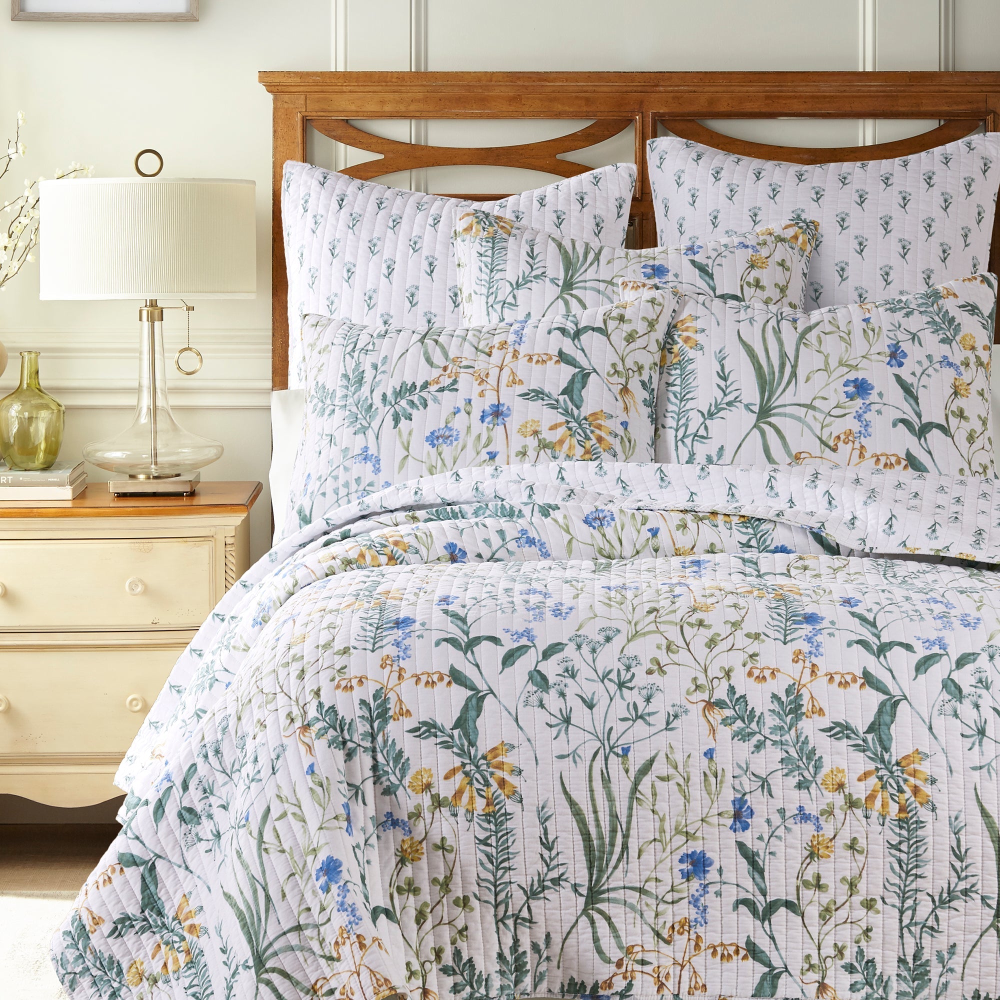 Apolonia Luxury Quilt Set - Queen Size Bedding, Soft Microfiber Comforter with Matching Pillow Shams - Perfect for Master Bedroom, Guest Room & Cozy Home Decor
