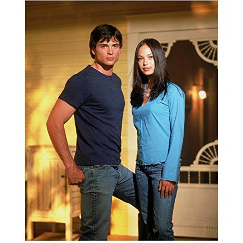 Smallville TV Show Collectible Photo - Tom Welling as Clark Kent & Kristin Kreuk as Lana Lang 8x10 Inch - Perfect for Fans, Wall Decor, and Memorabilia Display
