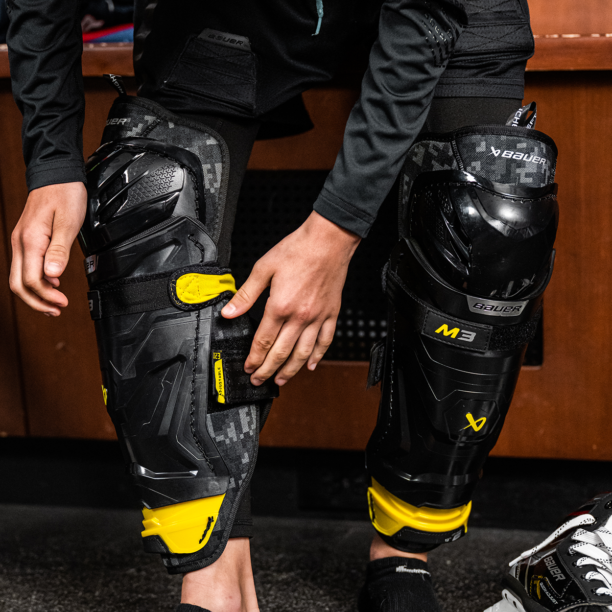 Bauer Supreme M3 Junior Hockey Shin Guards - Youth Protective Gear for Ice Hockey & Street Hockey - Perfect for Games, Practice & Training
