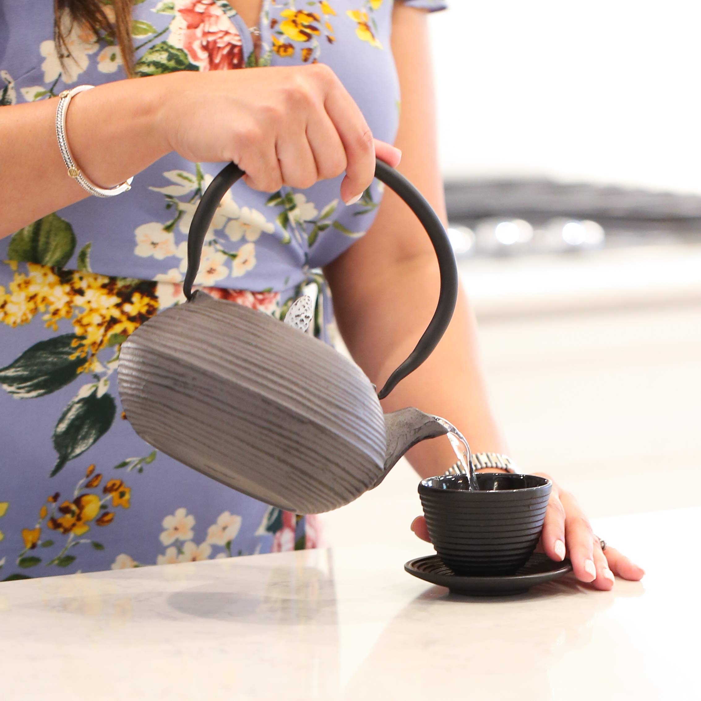 Premium Cast Iron Teapot with Stainless Steel Infuser - 40oz Japanese Style Gray & White Teapot for Loose Leaf Tea - Perfect for Home, Office & Tea Ceremonies