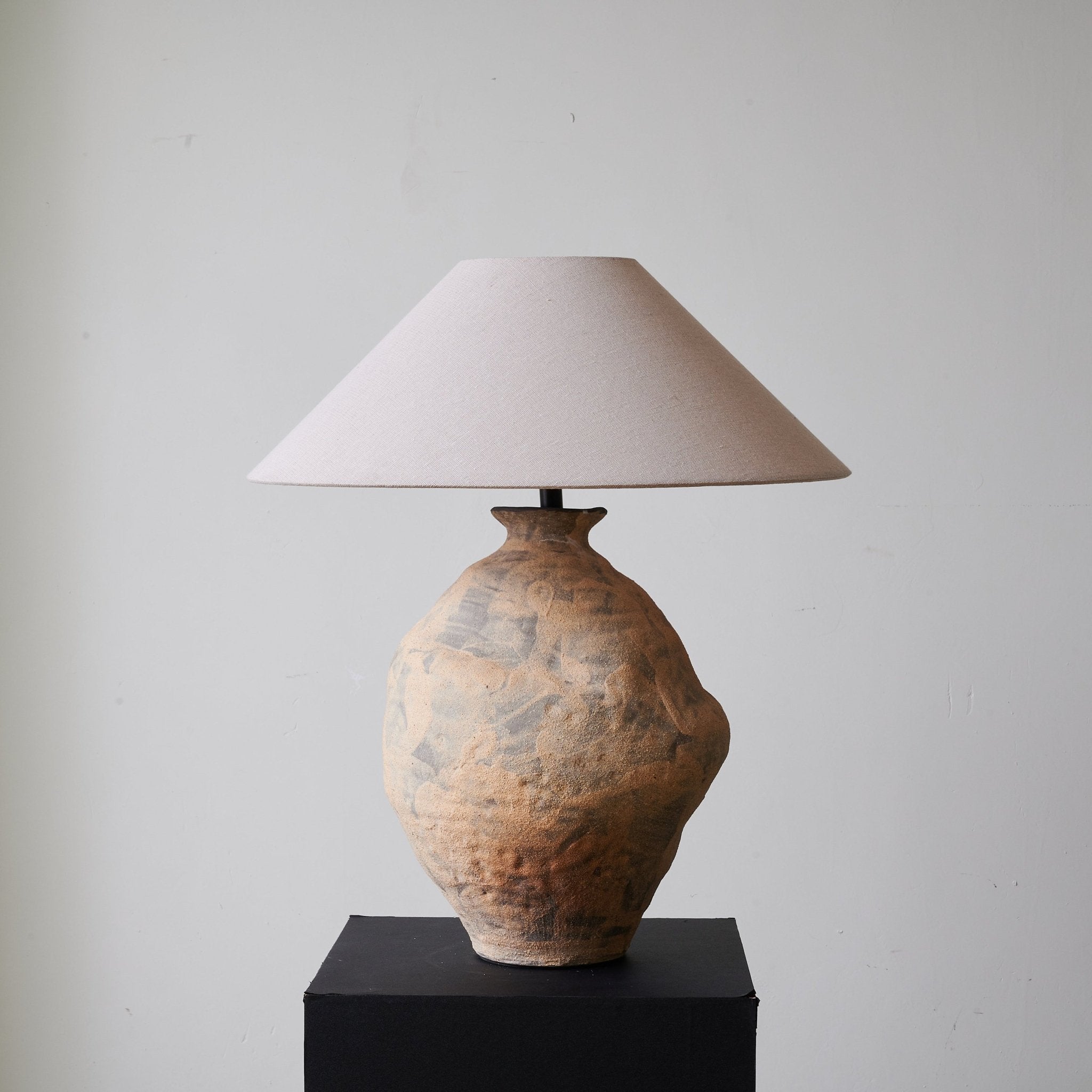 Duna Sculpted Clay Table Lamp - Handmade Ceramic Nightstand Light for Bedroom, Living Room & Office Decor