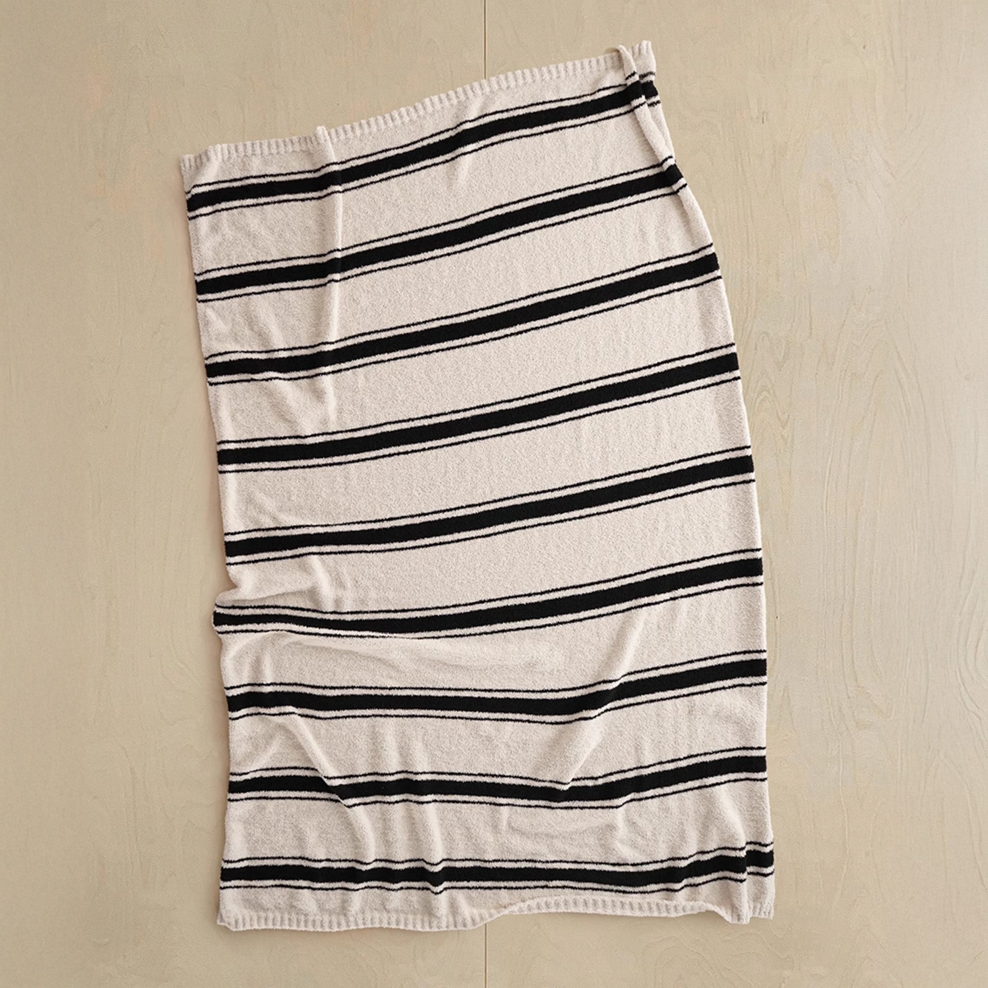 Soft & Cozy Striped Fleece Blanket for Adults - Warm Plush Throw for Bed, Couch & Travel - Perfect for Winter, Camping & Gifts