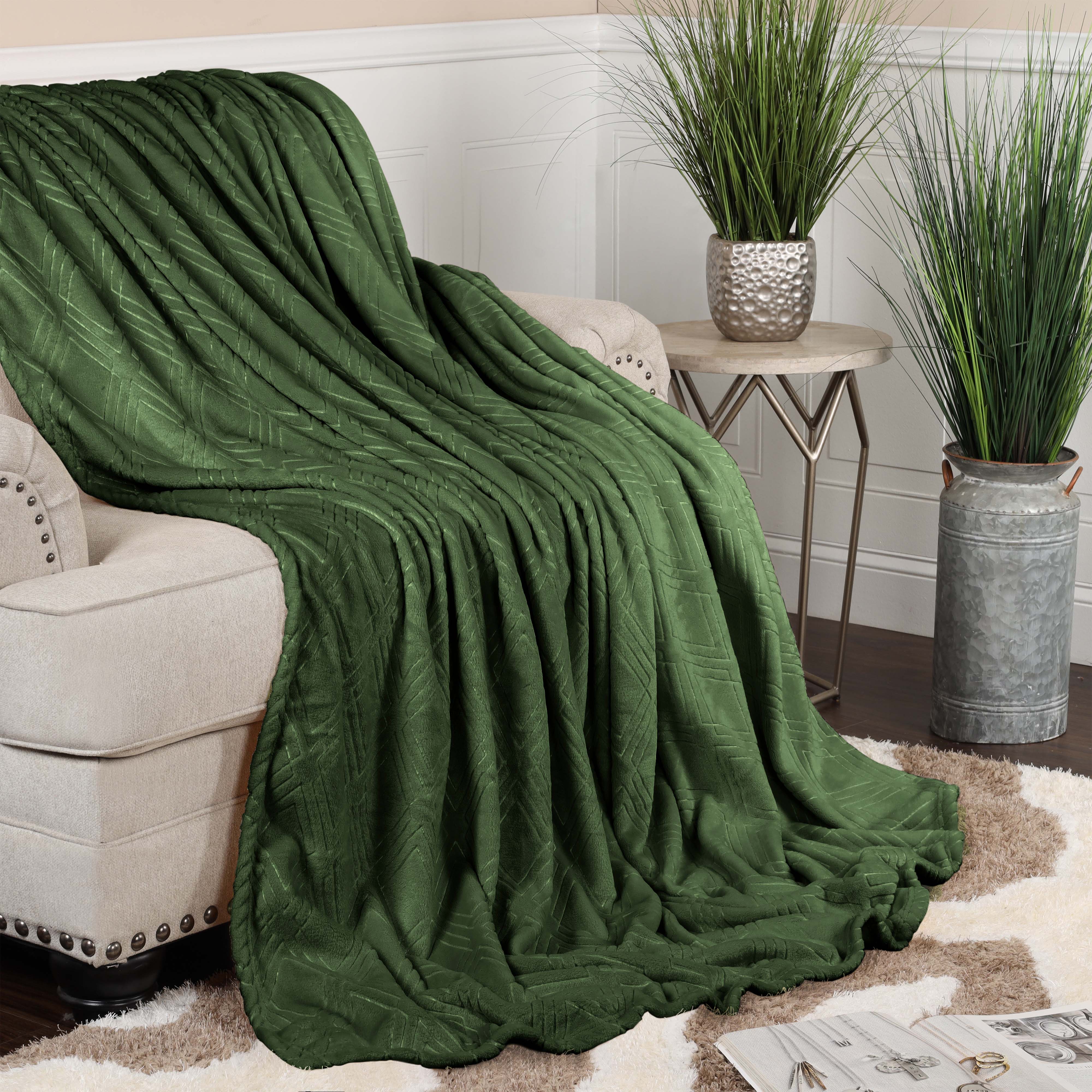 Alaska Diamond Plush Fleece Blanket - Ultra Soft & Cozy Throw for Bed, Couch, and Travel - Perfect for Winter, Gifts, and Home Decor