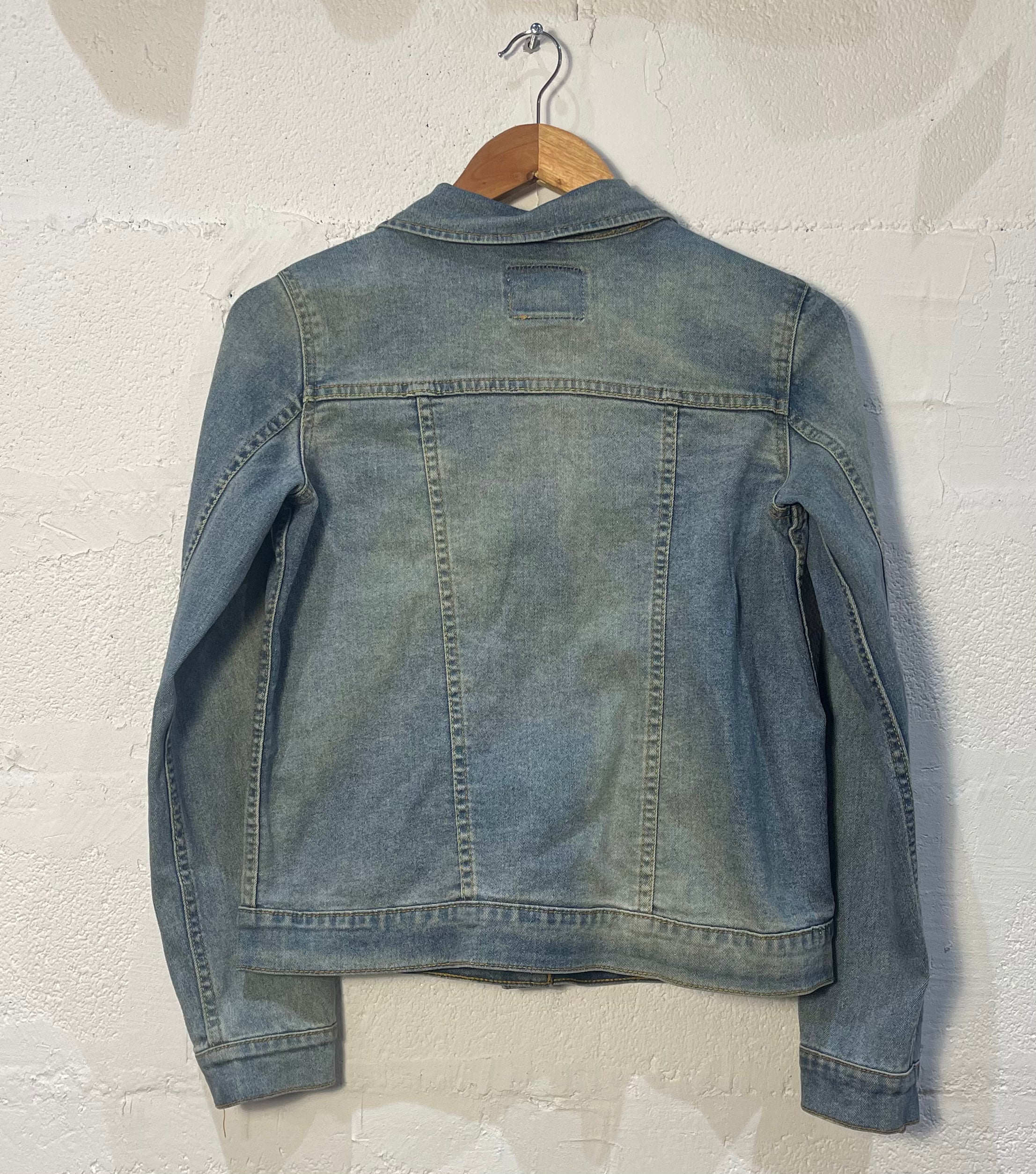 Levi's Women's Classic Denim Jacket - Vintage Blue Washed Denim Jacket for Casual Outfits & Layering