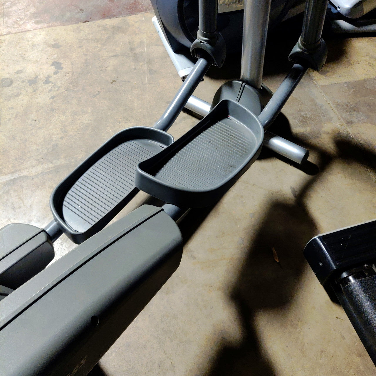 Life Fitness Commercial Grade Elliptical Trainer - Heavy Duty Gym Equipment for Home & Fitness Studios | Cardio Workout Machine for Weight Loss & Full-Body Training