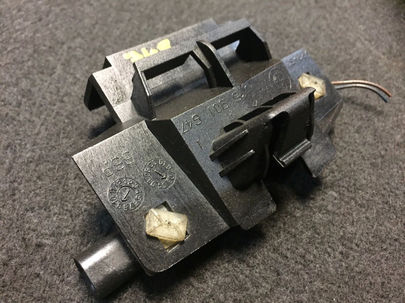 02 03 04 05 BMW E65 E66 Micro Air Housing Mount Bracket Holder 6901647 OEM Replacement - Perfect for Engine Air Filter Housing Repair & Maintenance