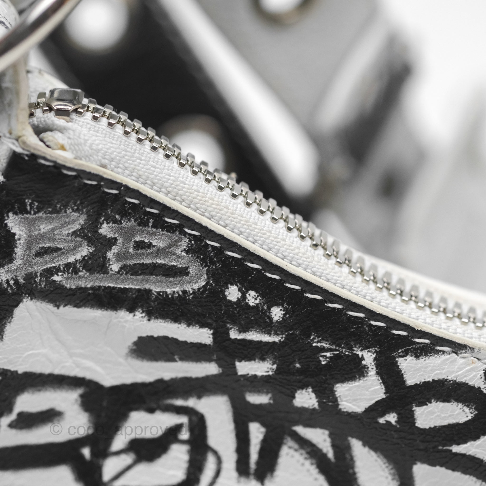 Balenciaga XS Graffiti Le Cagole Shoulder Bag in White & Black | Trendy Crossbody Purse for Women | Perfect for Night Out, Shopping & Travel