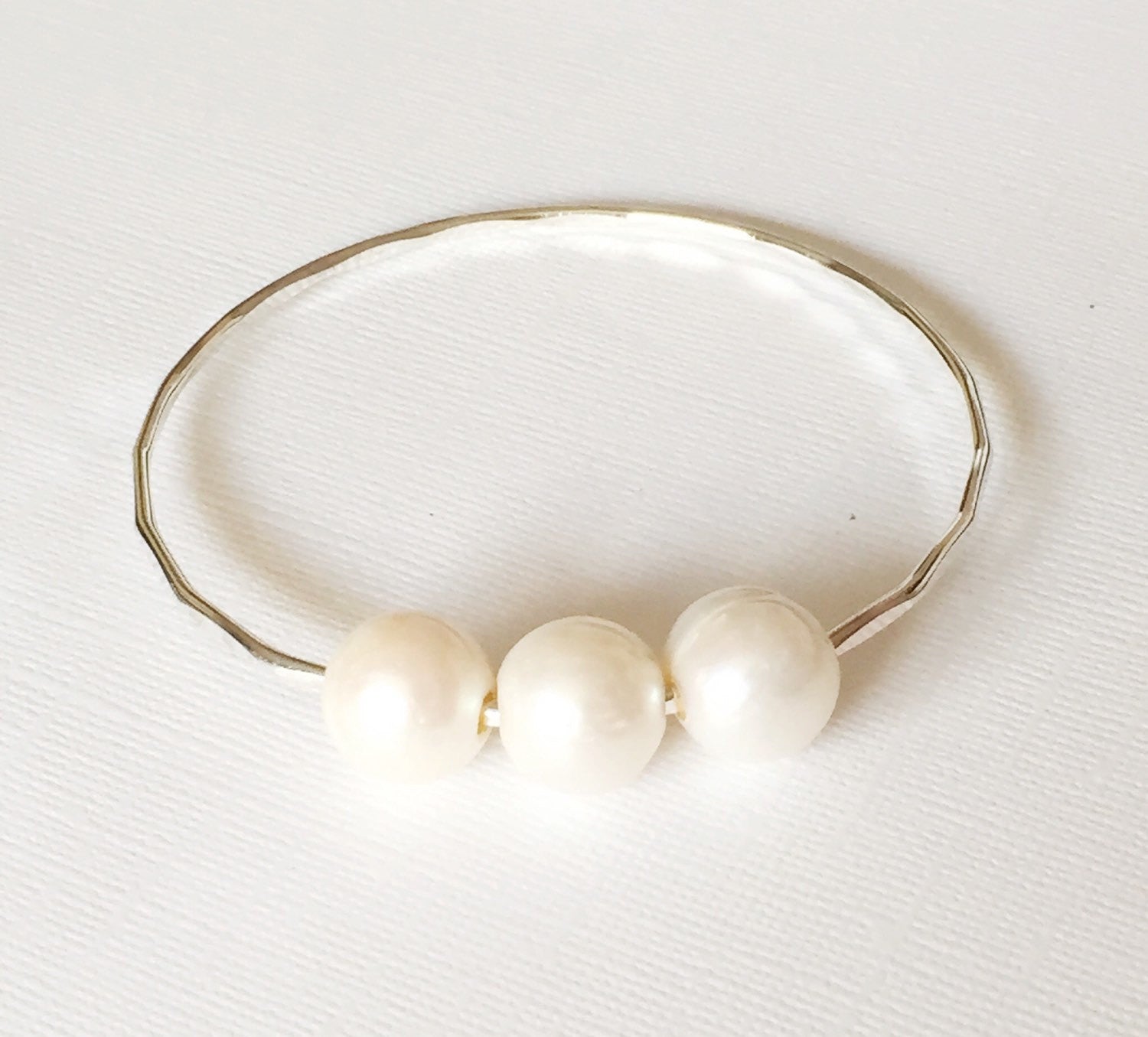 Bangle Paige (B111) - Stylish Women's Bracelet for Casual & Formal Wear - Perfect for Parties, Work & Everyday Fashion