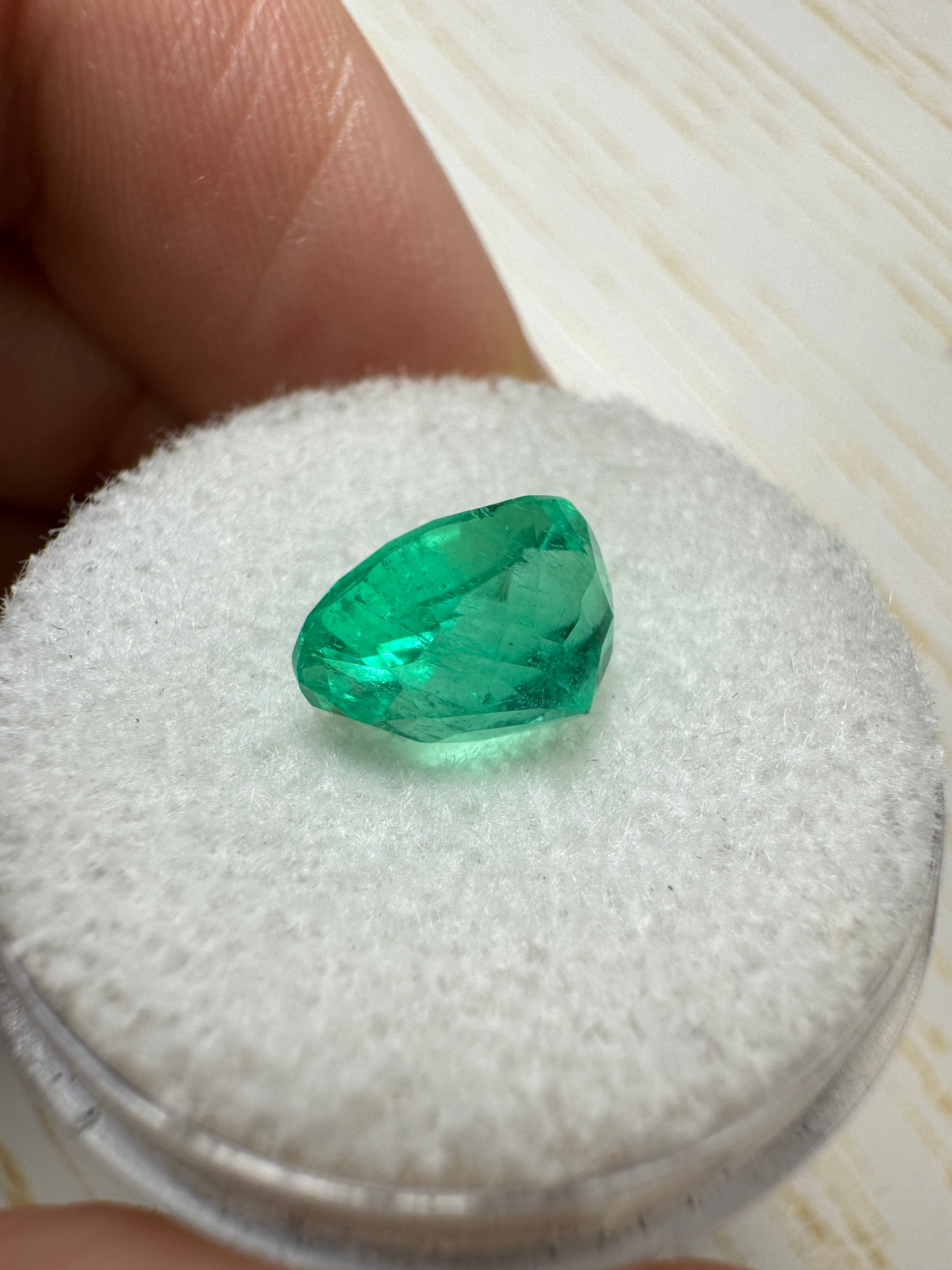2.67 Carat 10x7mm Vibrant Green Loose Colombian Emerald Gemstone - Oval Cut for Jewelry Making, Engagement Rings & Luxury Gifts