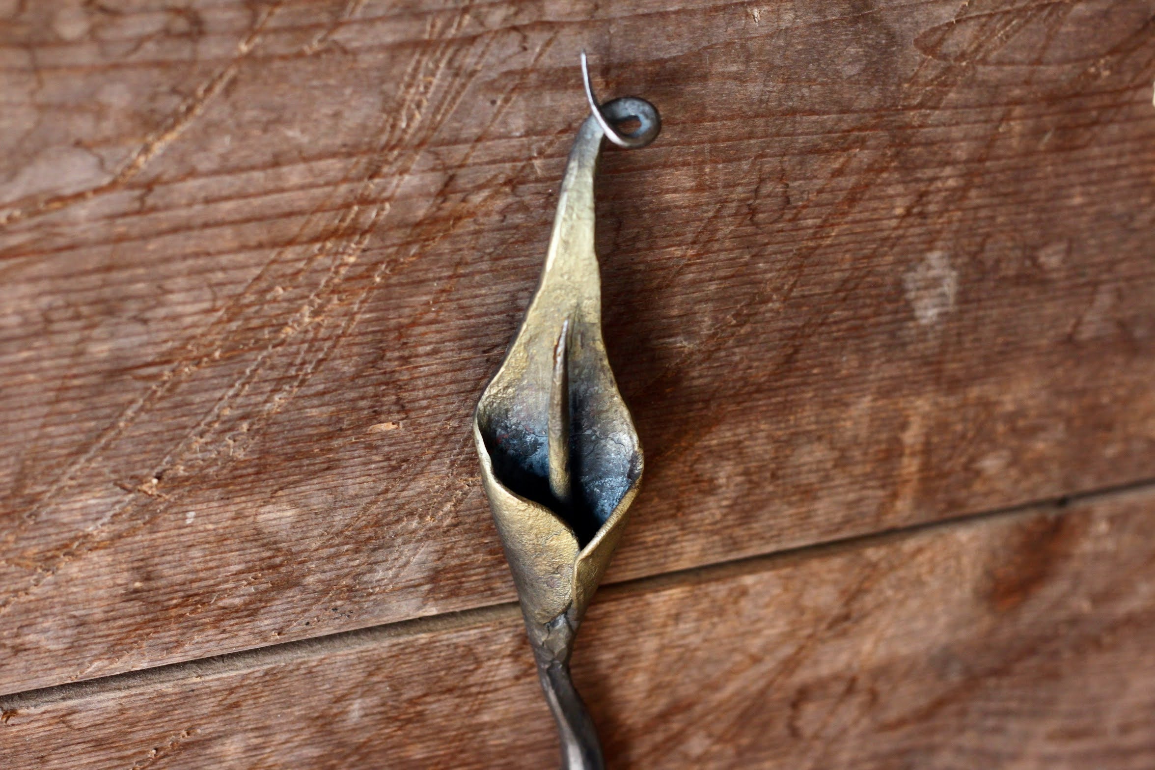 Elegant Calla Lily Wall Hooks - Decorative Floral Hooks for Home Decor, Perfect for Hanging Coats, Hats, and Keys in Entryway, Bedroom, or Bathroom