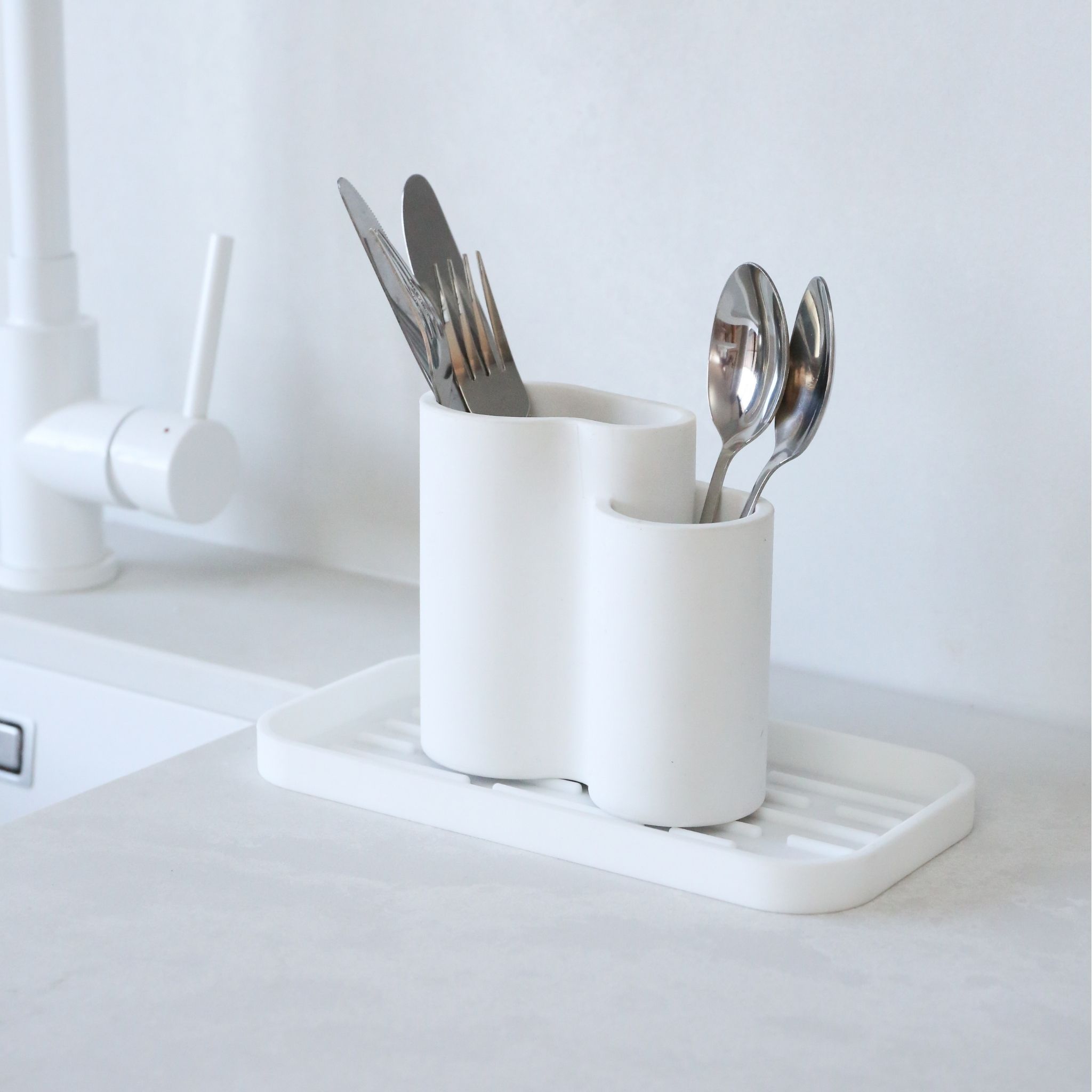 DESIGNSTUFF Stainless Steel Cutlery Drainer & Holder - White | Utensil Organizer for Kitchen Countertop | Perfect for Drying & Storing Forks, Spoons, Knives - Ideal for Small Spaces & Modern Kitchens