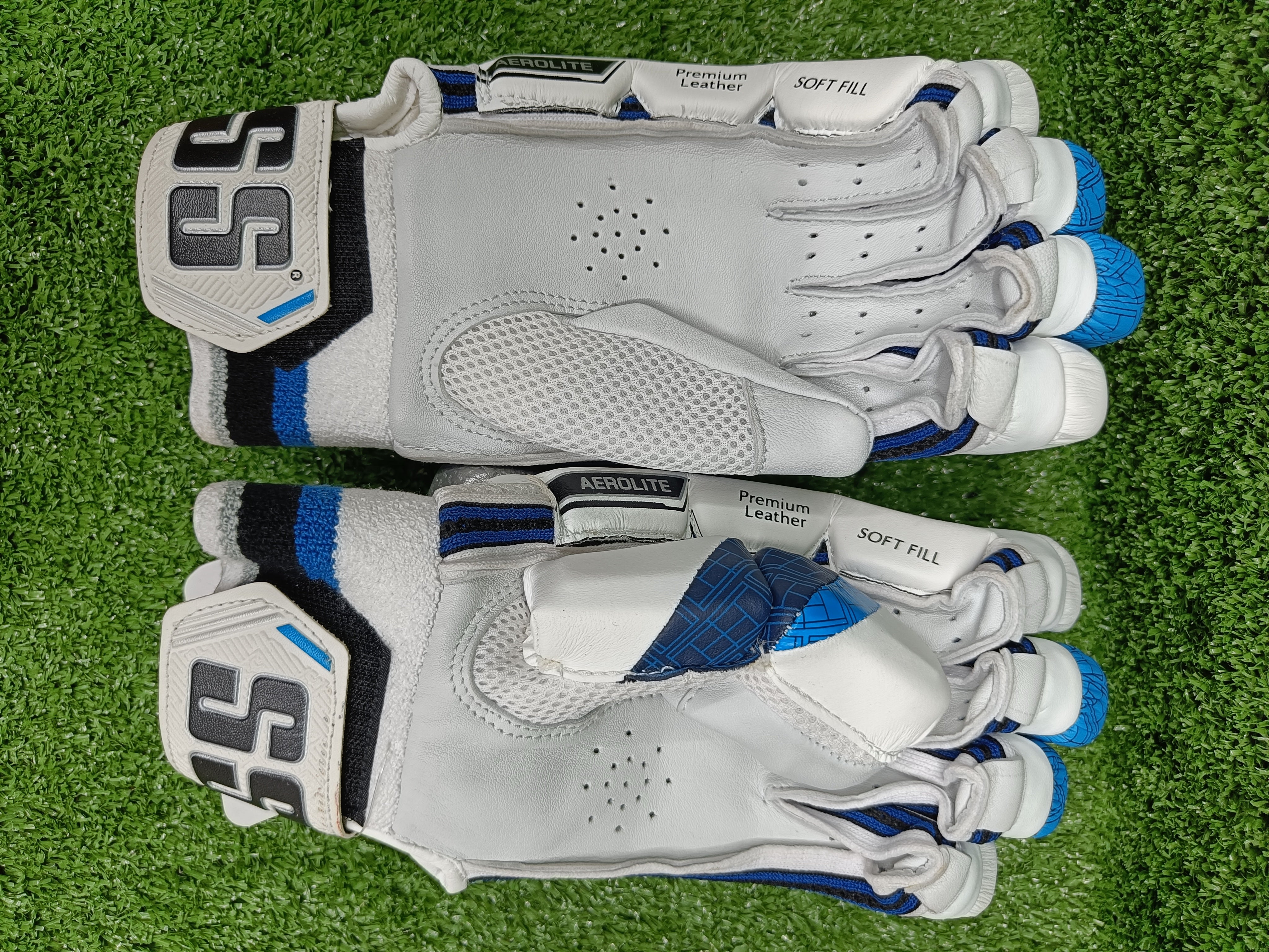 SS Aerolite Junior/Youth Cricket Batting Gloves - Dark Blue | Lightweight Protective Gloves for Young Cricket Players | Perfect for Practice, Matches & Training Sessions
