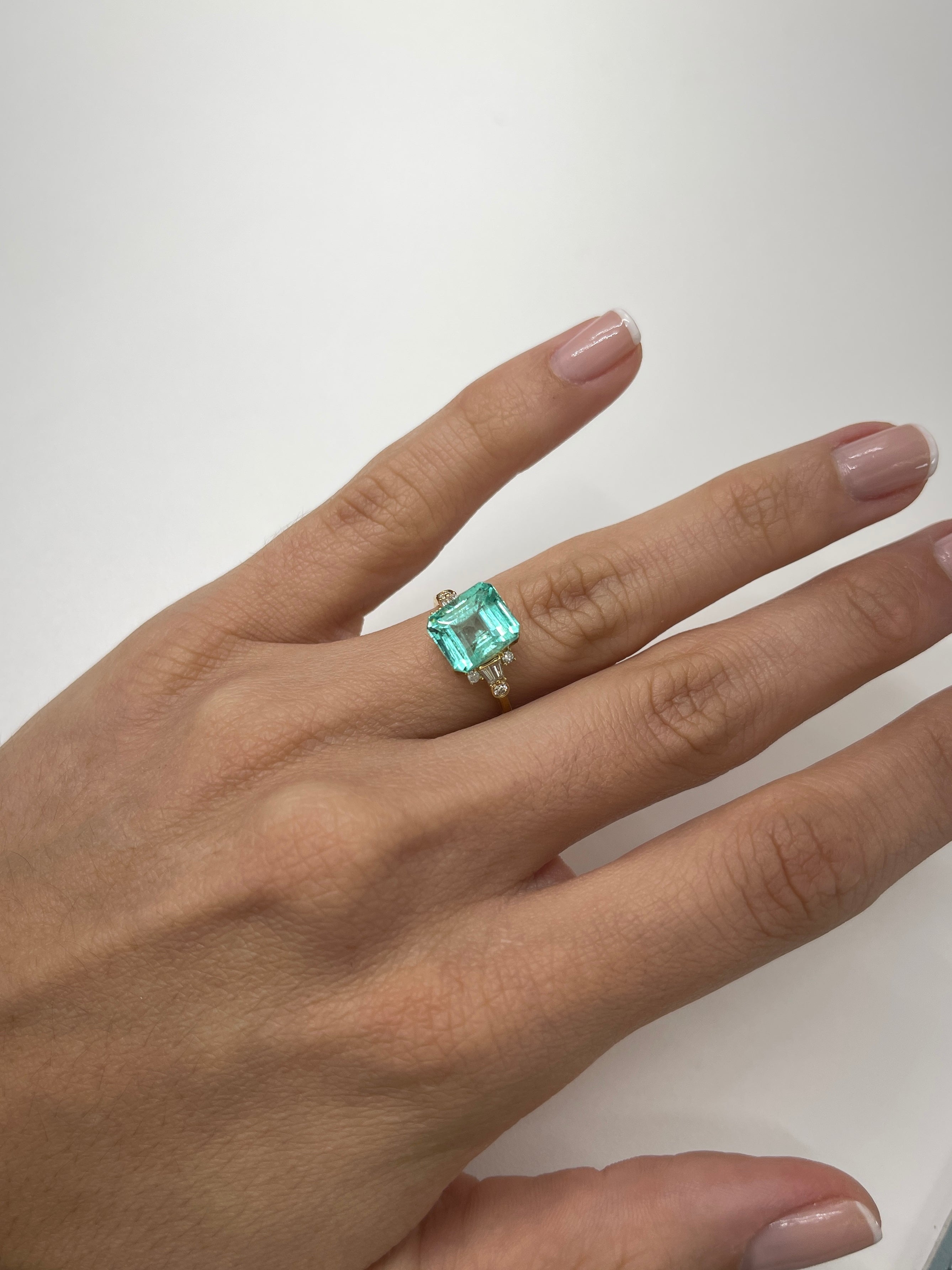 4.91 Carat 10x8.5mm Chunky Pastel Bluish Green Natural Loose Colombian Emerald Gemstone - Emerald Cut for Jewelry Making, Engagement Rings & Luxury Gifts