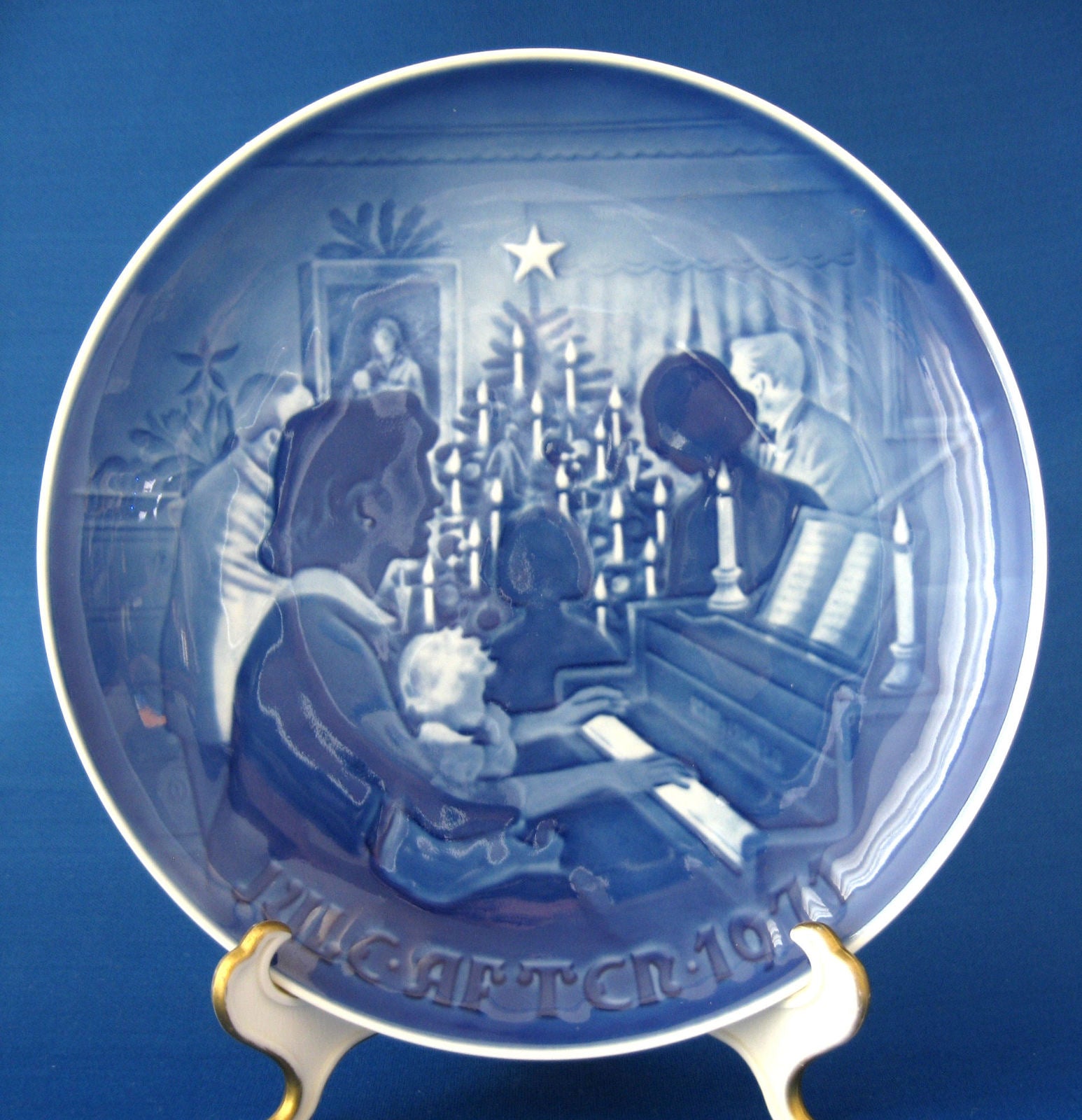 Bing & Grondahl 1971 Christmas At Home Collector Plate - Mother & Child at Piano Blue - Vintage Holiday Decor & Christmas Gift Idea