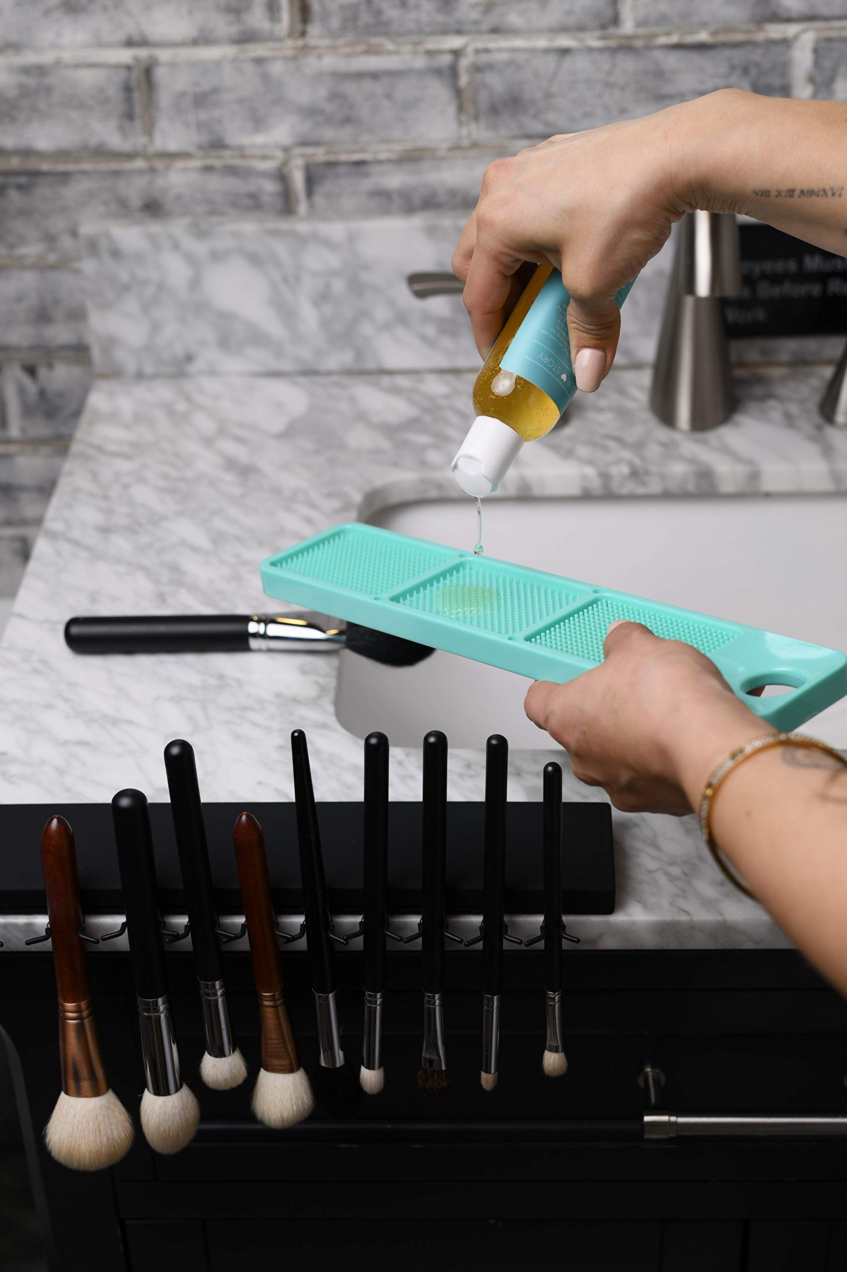 Professional Mat Makeup Brush Cleaner & Exfoliating Pad - Deep Cleaning for Foundation, Powder & Blush Brushes | Perfect for Home & Salon Use
