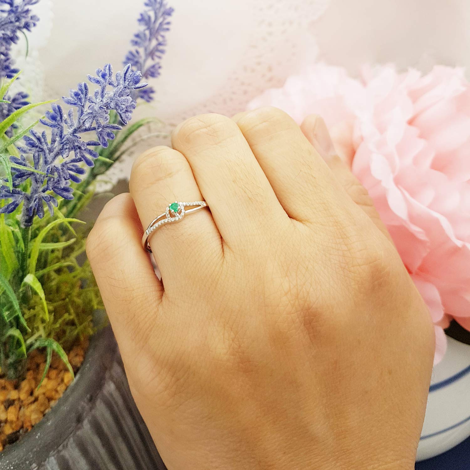 18K Solid White Gold Round Cut Emerald & White Diamond Women's Engagement Ring - Elegant Bridal Promise Ring for Proposals, Anniversaries & Special Occasions