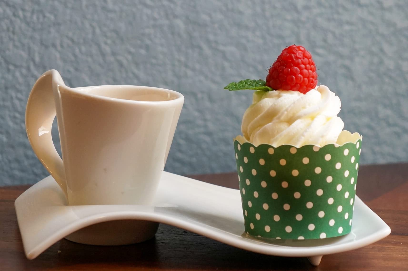 50-Pack Large Green Polka Dot Paper Baking Cups | Greaseproof Disposable Cupcake & Muffin Liners for Baking, Parties & Home Decor