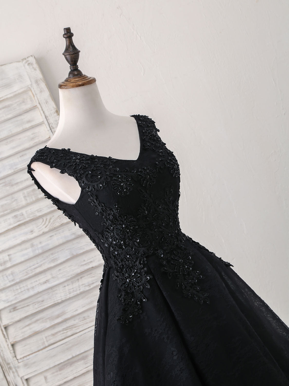 Elegant Black V-Neck Lace Prom Dress - Sexy Short Homecoming Party Gown for Women | Perfect for Dances, Formals & Special Occasions