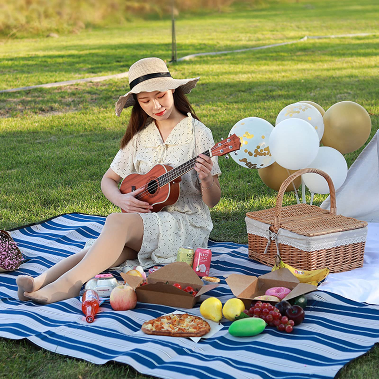Premium Wicker Picnic Basket with Lid & Handle - Large Sturdy Woven Hamper with Washable Lining - Perfect for Outdoor, Camping, Park & Beach Picnics - Ideal Gift for Nature Lovers & Family Gatherings