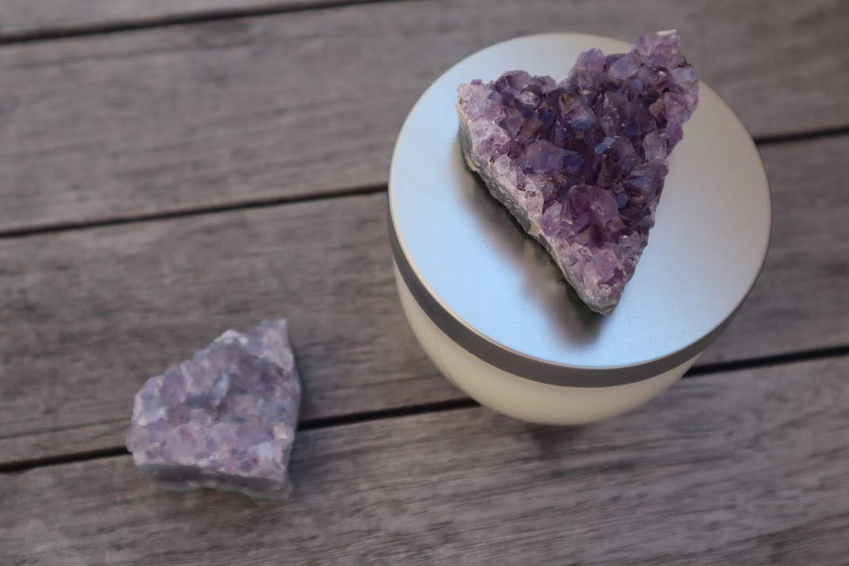 Natural Amethyst Crystal Soy Candle with Lavender Essential Oil - Relaxing Aromatherapy Gift for Home, Spa & Meditation