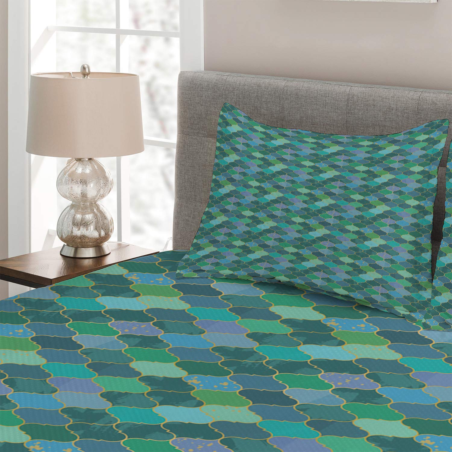 Ambesonne Oriental King Size 3-Piece Bedspread Set - Colorful Moroccan Grid Design with Grunge Effects, Includes Quilted Coverlet & 2 Pillow Shams | Perfect for Bohemian Bedroom Decor, Guest Room Styling & Cultural Home Accents