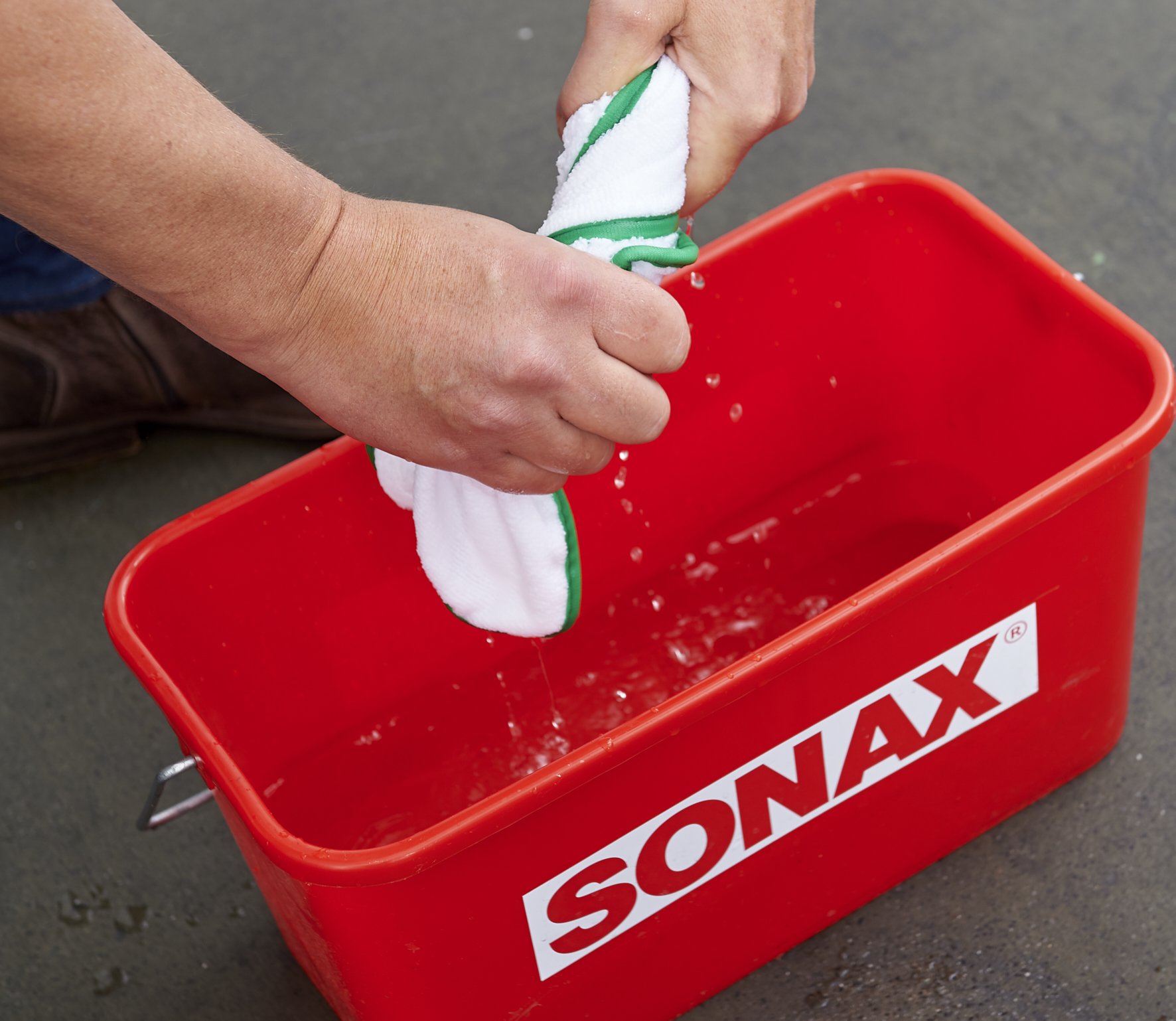 Sonax 0495800 Premium Car Wash Bucket - Heavy Duty, Durable & Ergonomic for Professional Detailing & Auto Cleaning at Home or Car Wash