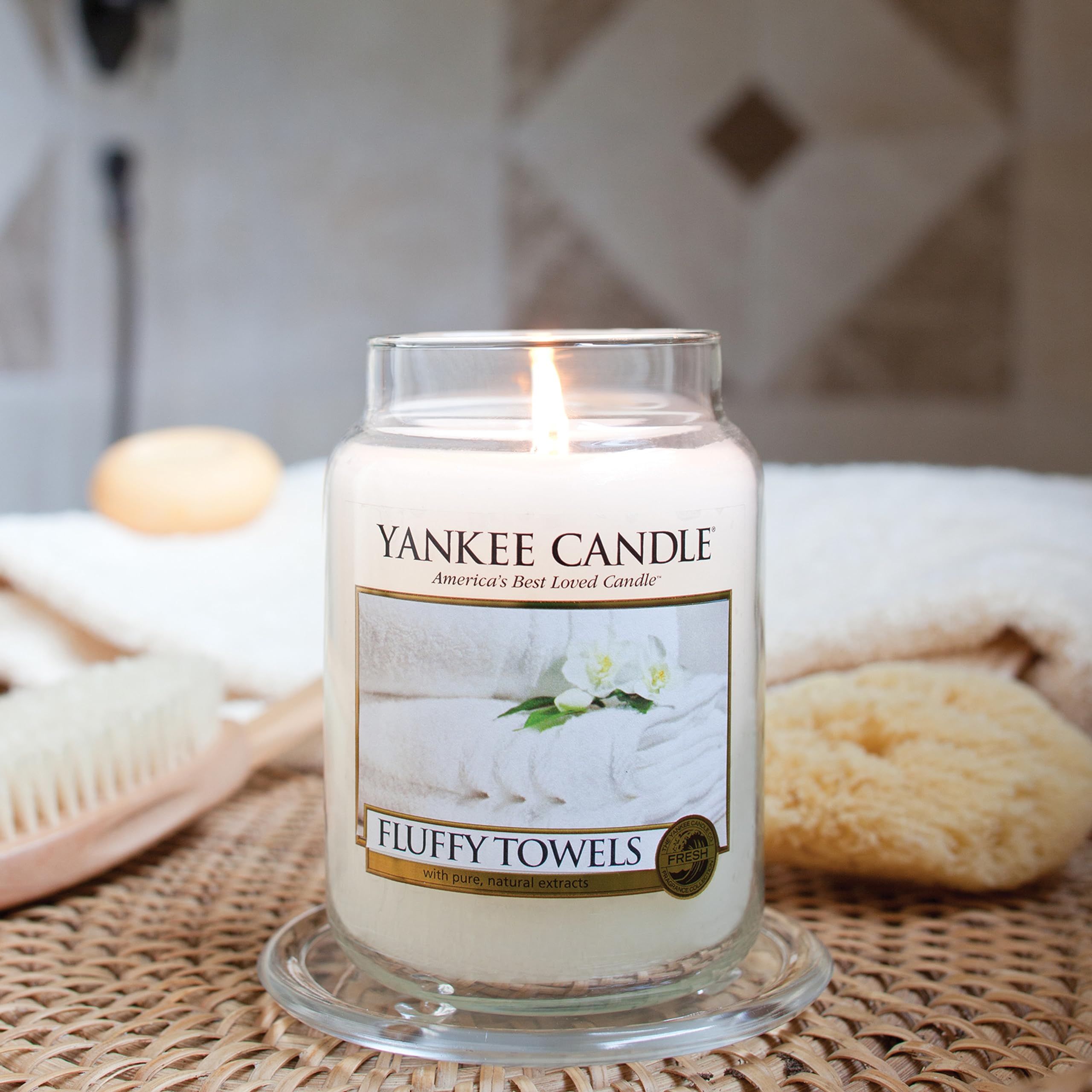 Yankee Candle Fluffy Towels Scented - 22oz Large Jar Single Wick Candle with 110+ Hours Burn Time | Fresh Laundry Fragrance for Home, Bathroom & Bedroom Decor