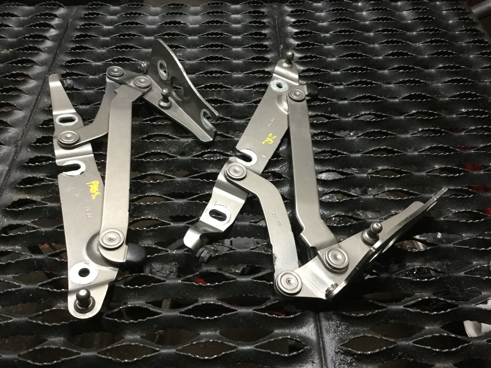 2003-2006 Audi A4 B6 Convertible Trunk Hinges - Left & Right OEM Replacement Pair - Perfect for Cabriolet Trunk Repair & Maintenance